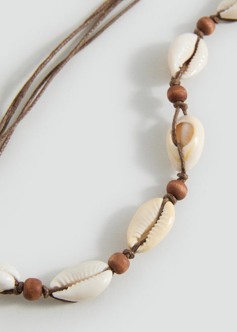 Mango necklace tarifa in sand