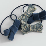 Mango hairtie bleu in carpet