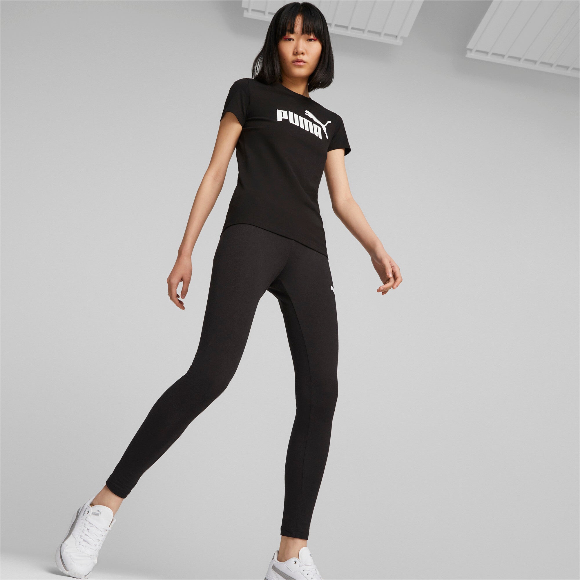 Puma essentials+ logo power leggings women in black - Model Shot 01