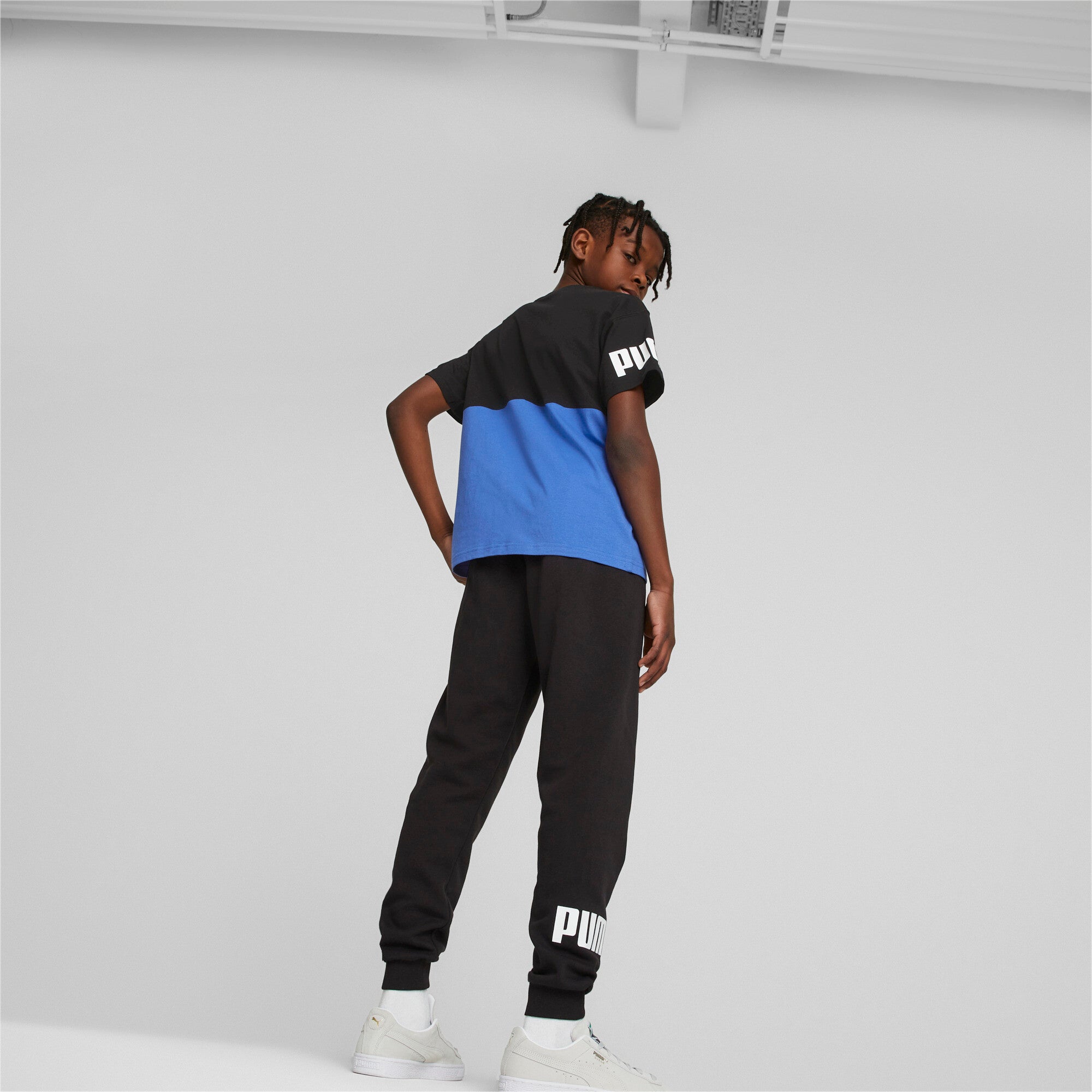 Puma power sweatpants youth in black - Model Shot 03