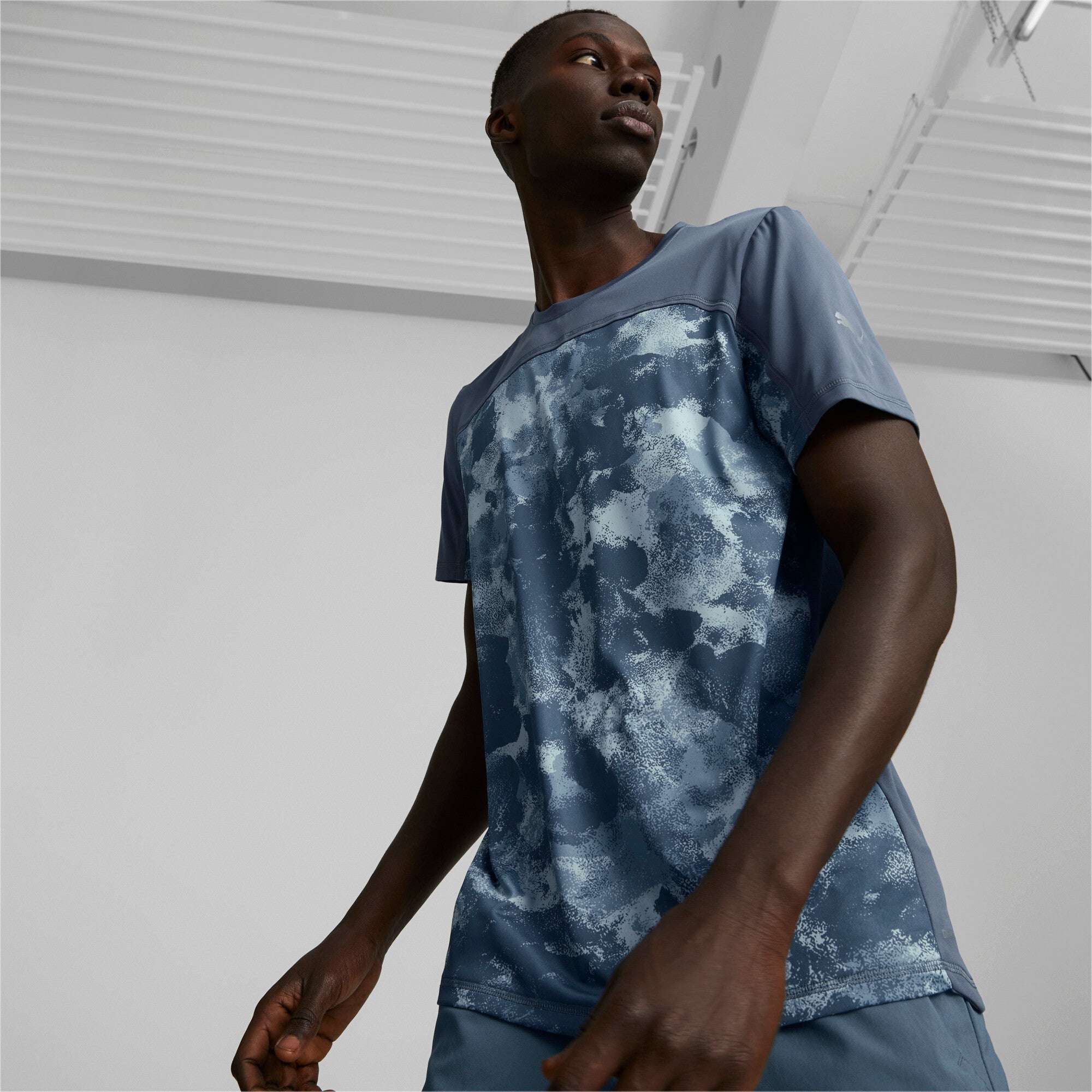 Puma printed short sleeve running tee men in gray - Model Shot 01