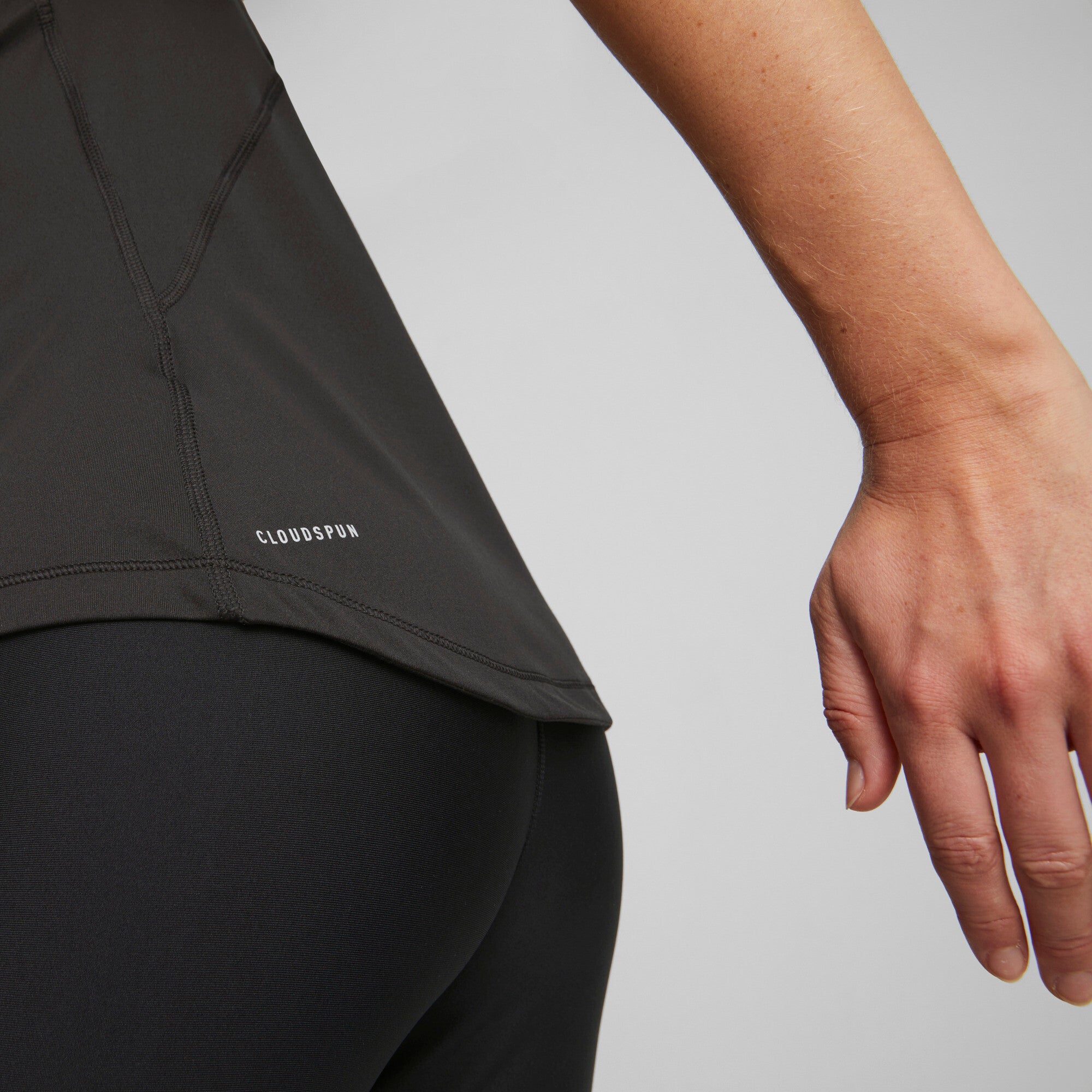 Puma run cloudspun short sleeve tee women in black - Model Shot 02