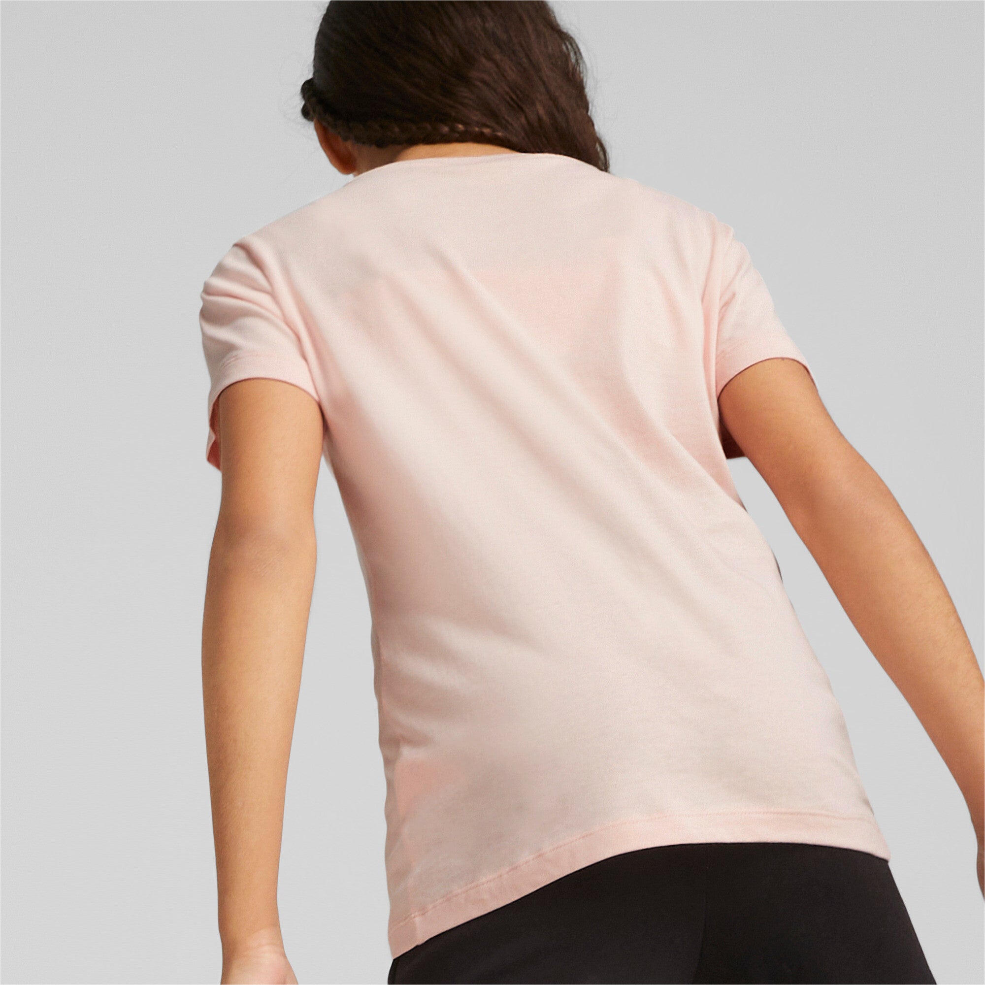 Puma classics logo tee youth in pink - Model Shot 03