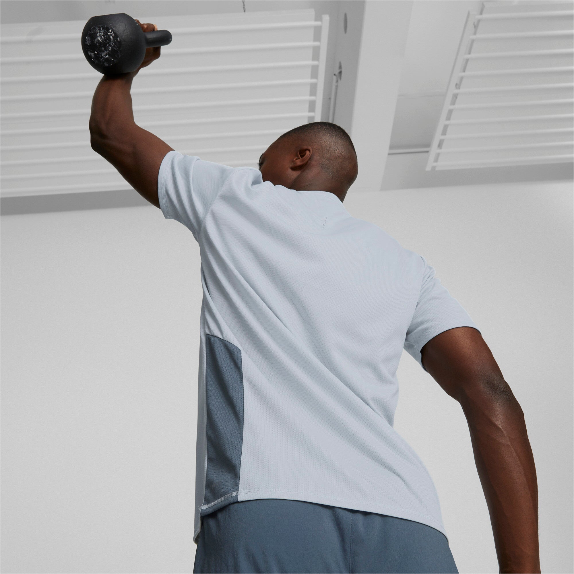 Puma favourite short sleeve men's running tee in gray - Model Shot 03