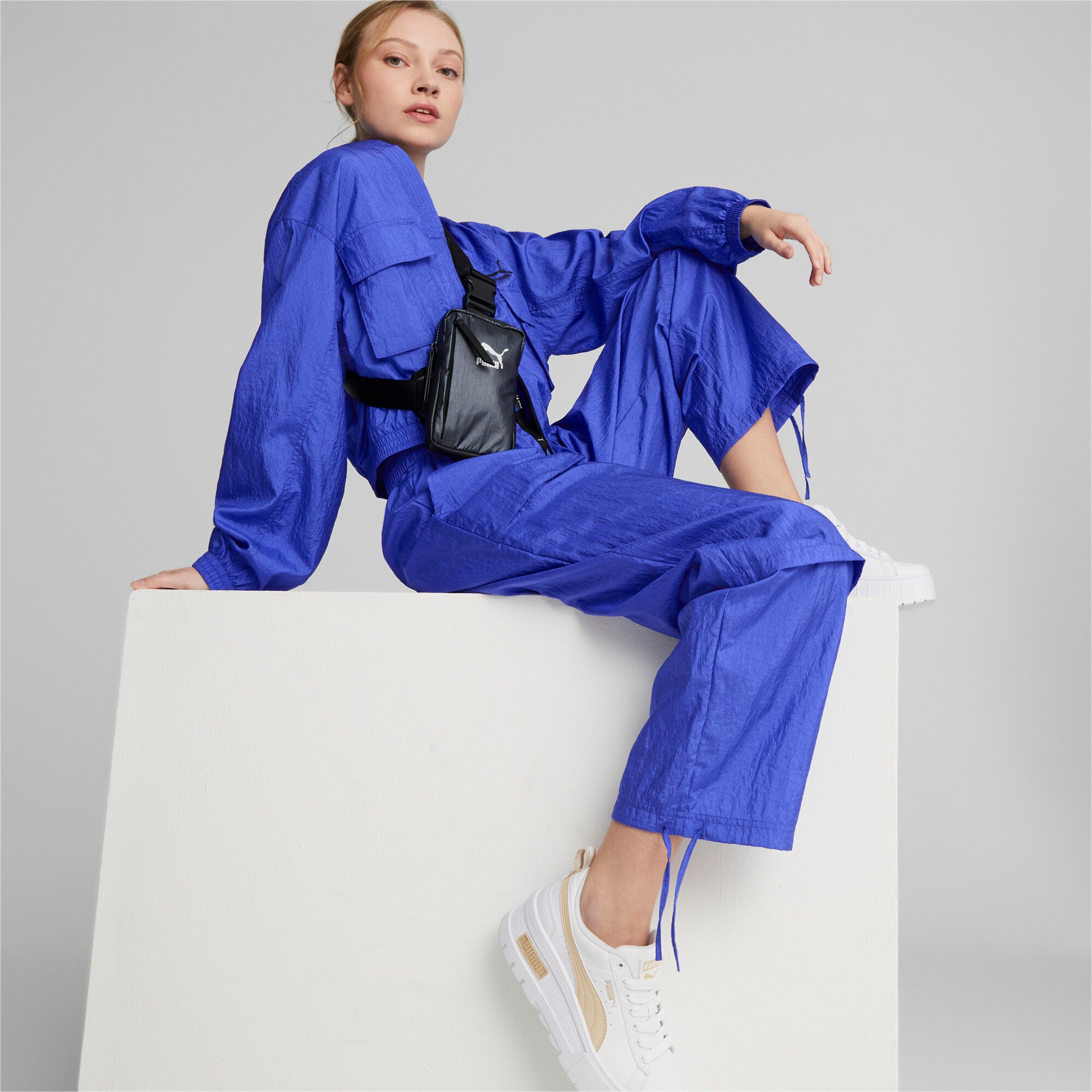 Puma dare to woven jacket women in blue - Model Shot 03