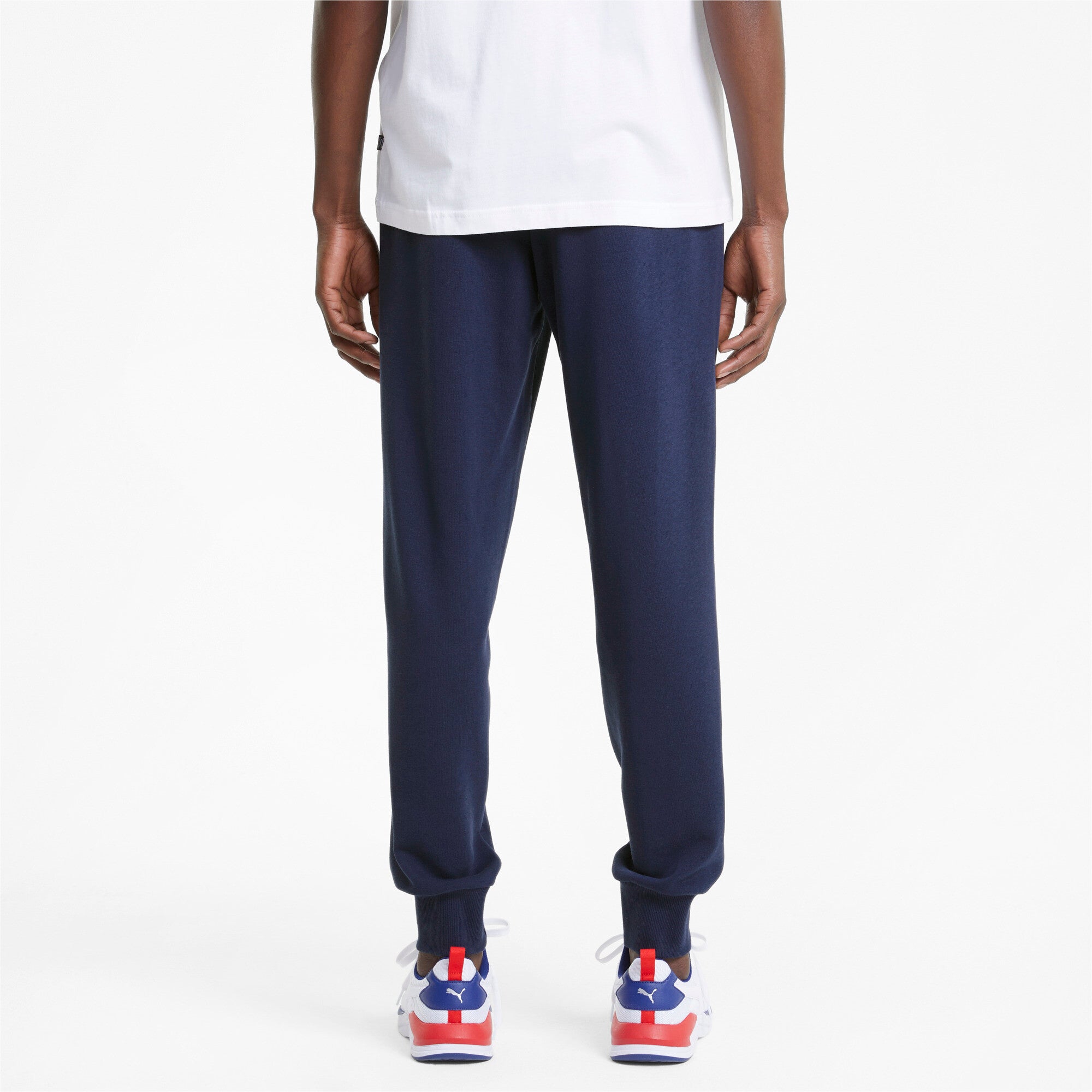 Puma essentials logo sweatpants men in black - Model Shot 02