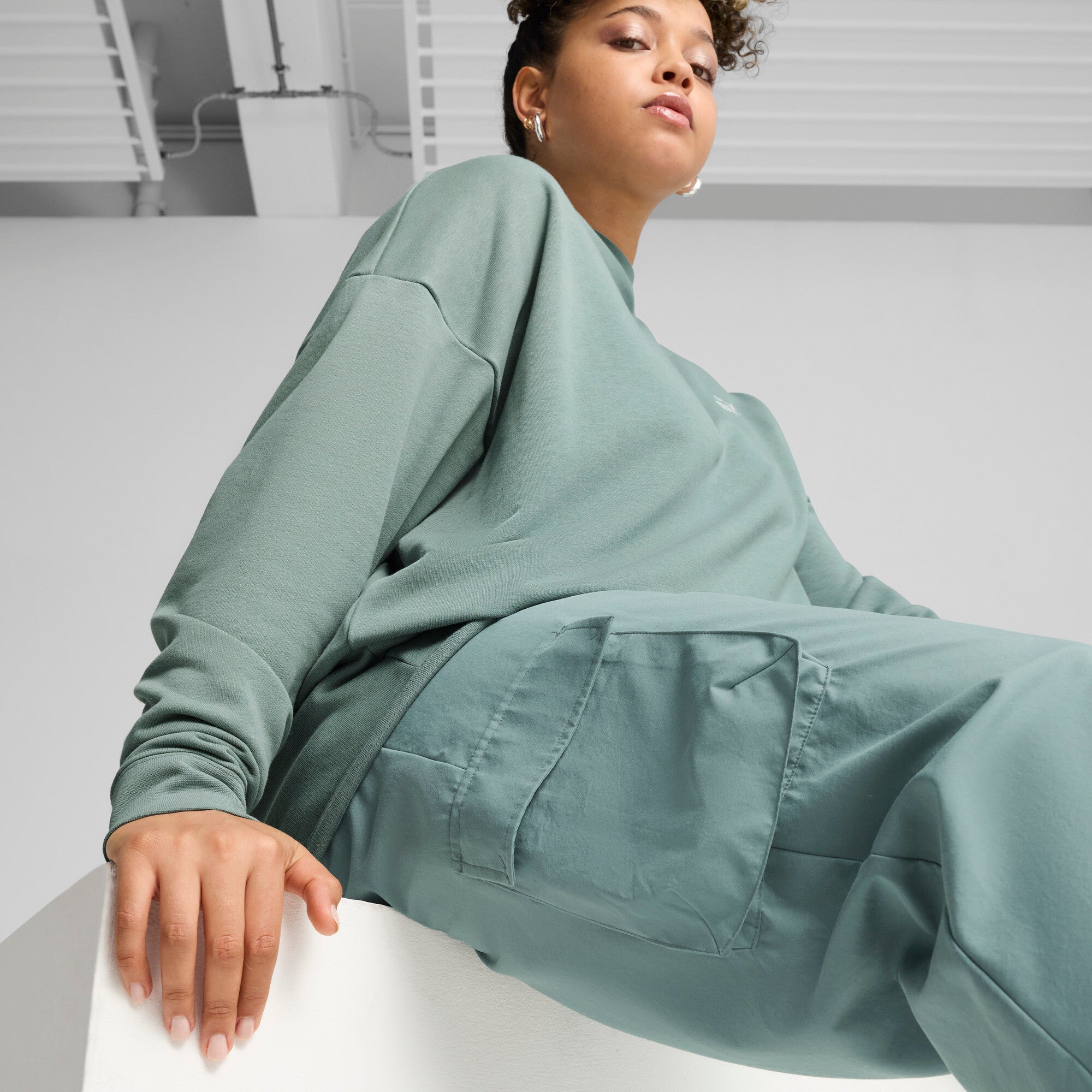 Puma essentials small no. 1 logo woven cargo pants in green moon - Model Shot 03