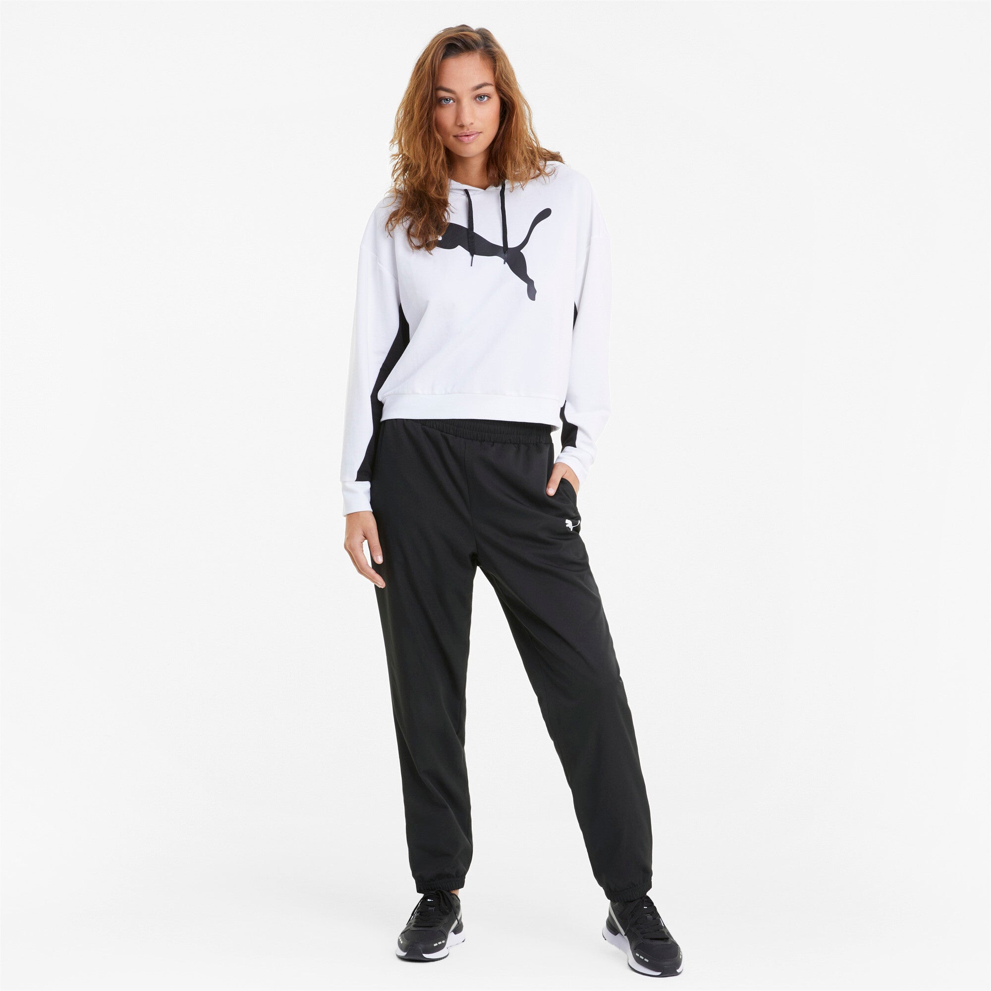 Puma active woven pants women in black - Model Shot 03