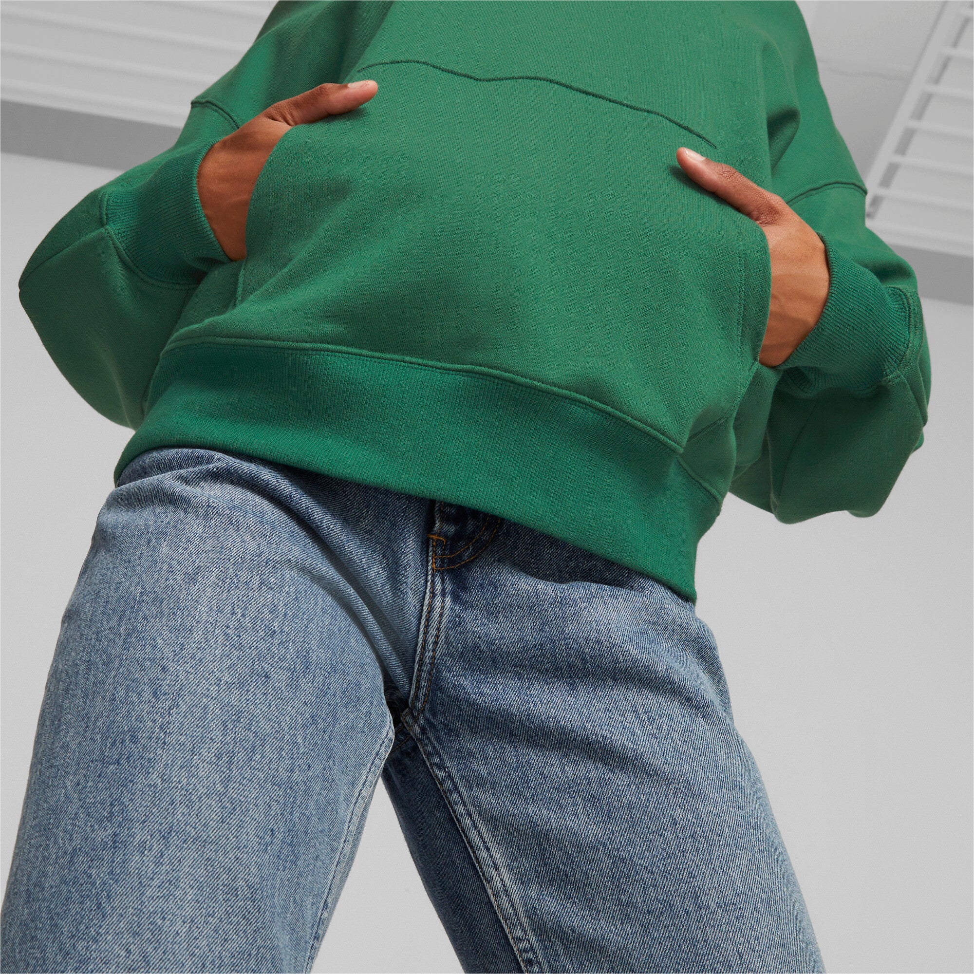 Puma classics oversized hoodie women in green - Model Shot 03