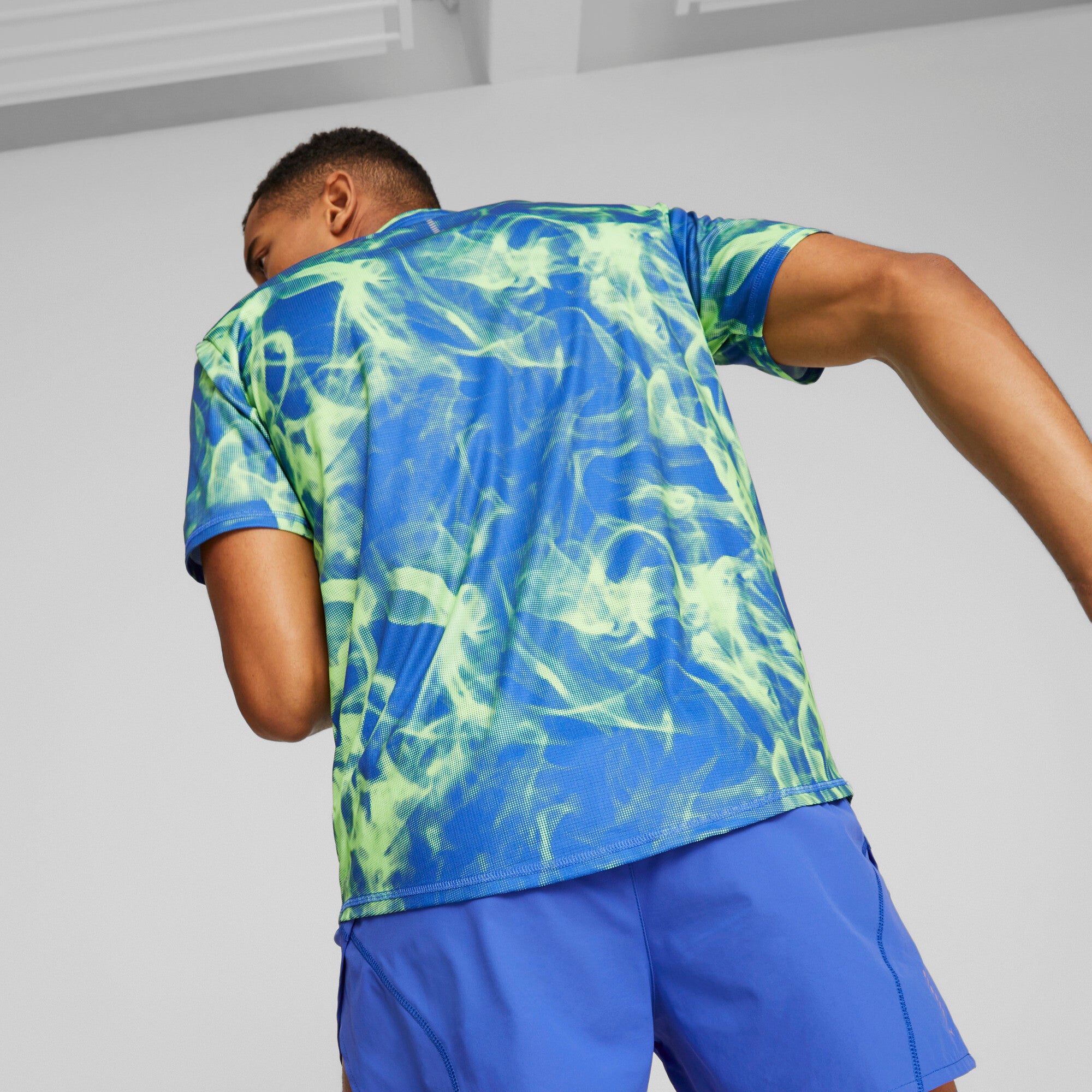 Puma run favourite printed graphic tee men in black - Model Shot 02