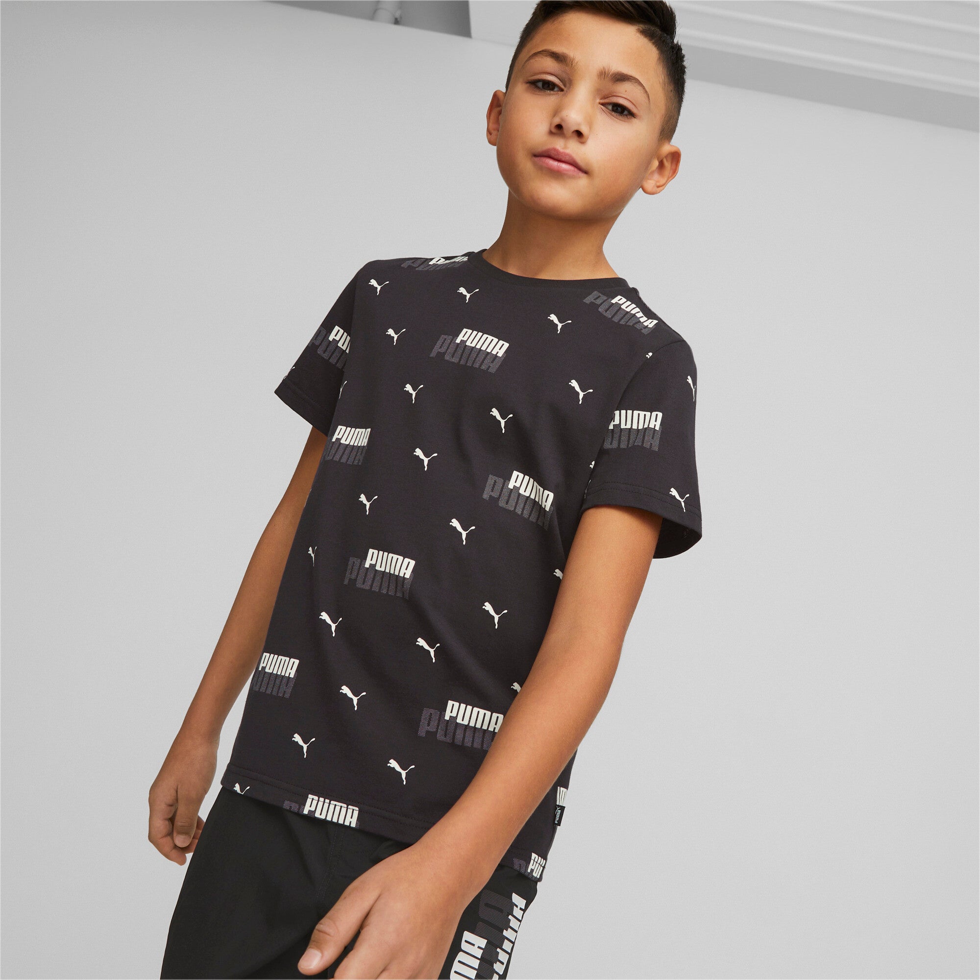 Puma essentials+ logo power printed tee youth in black - Model Shot 01