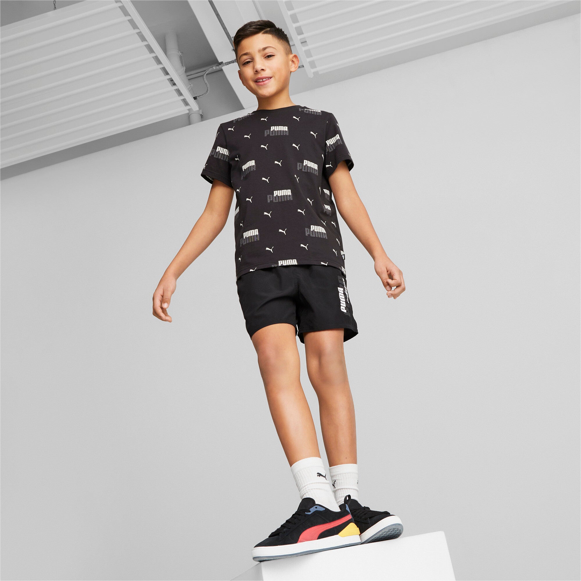 Puma essentials+ logo power printed tee youth in black - Model Shot 03