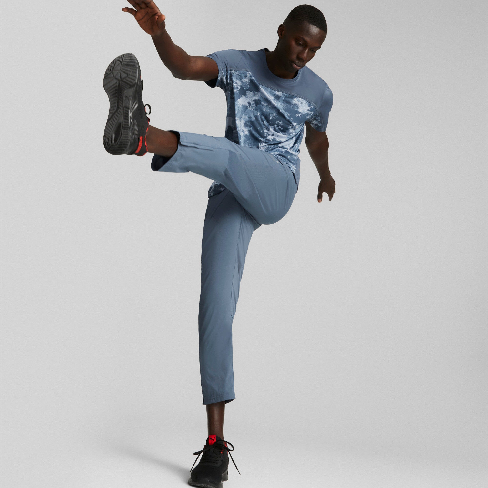 Puma printed short sleeve running tee men in gray - Model Shot 03