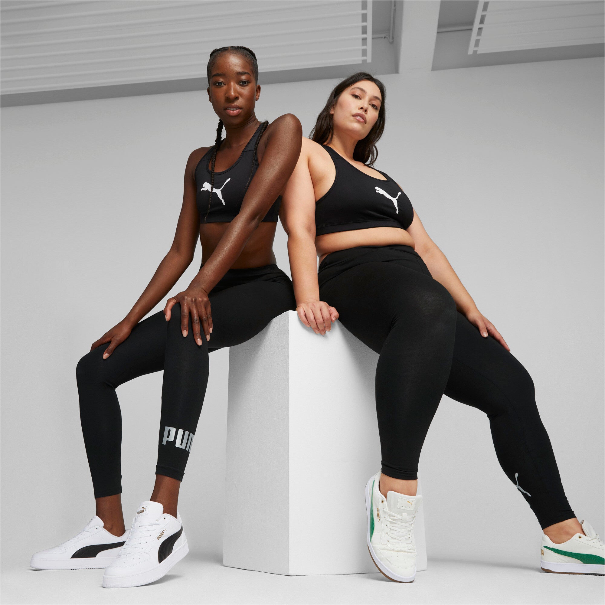 Puma essentials+ metallic leggings women in black - Model Shot 01