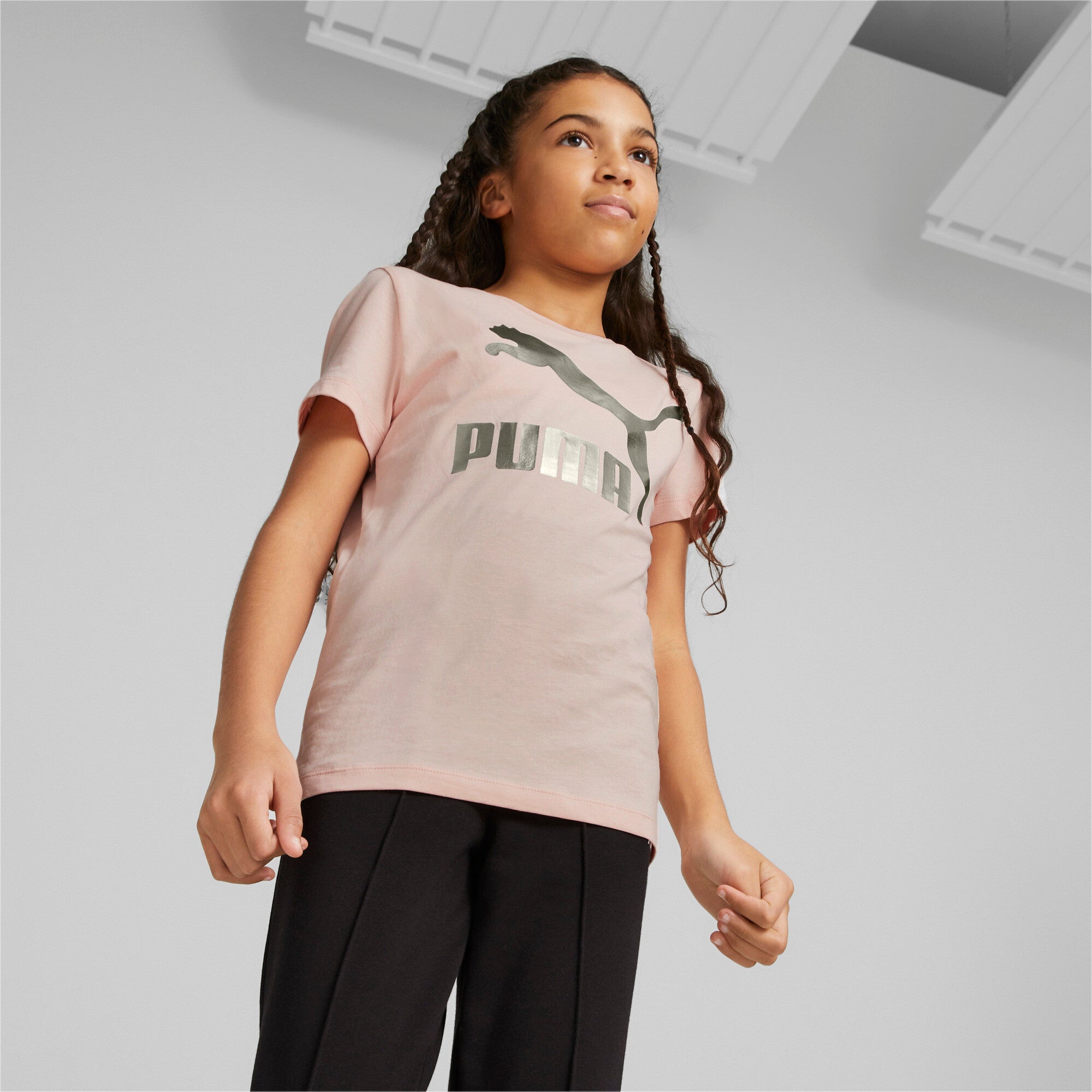 Puma classics logo tee youth in pink - Model Shot 01