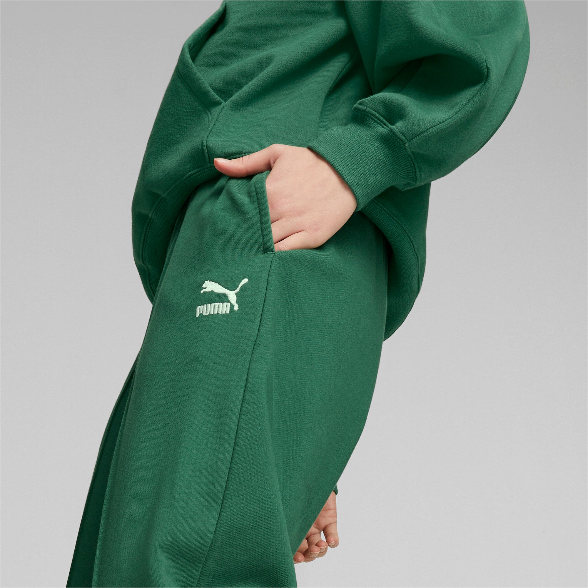 Puma classics sweatpants women in green - Model Shot 03