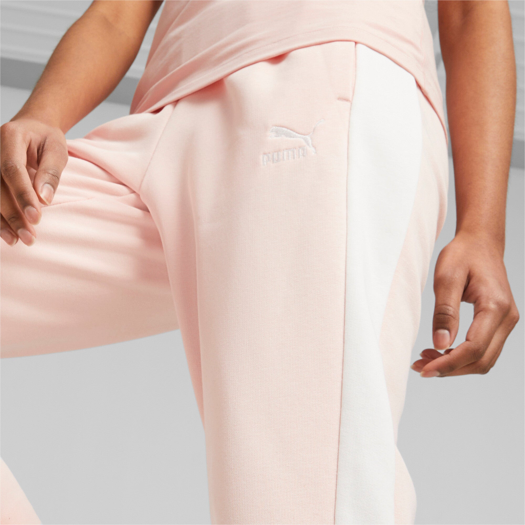 Puma iconic t7 women's track pants in pink - Model Shot 03