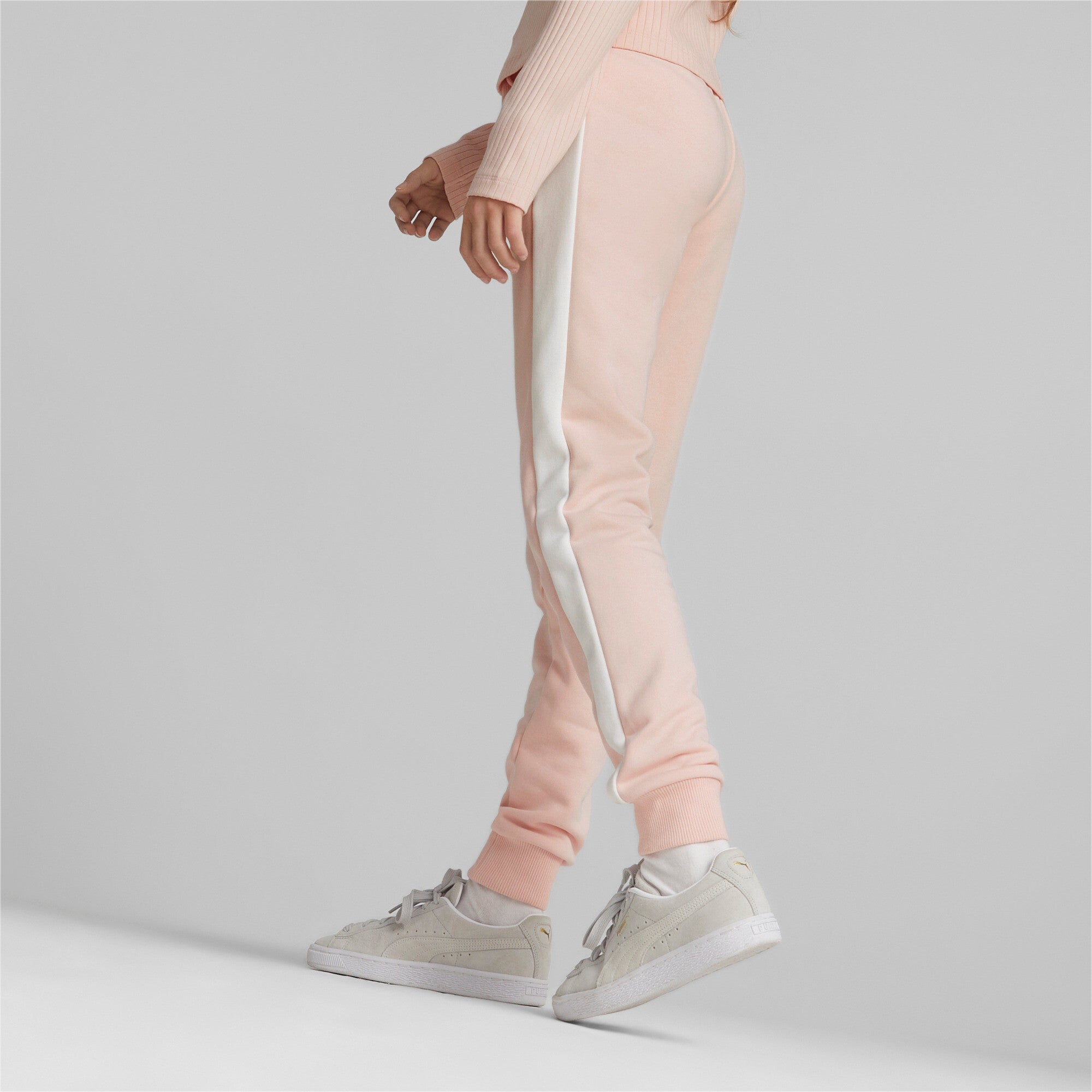 Puma classics t7 track pants youth in pink - Model Shot 03