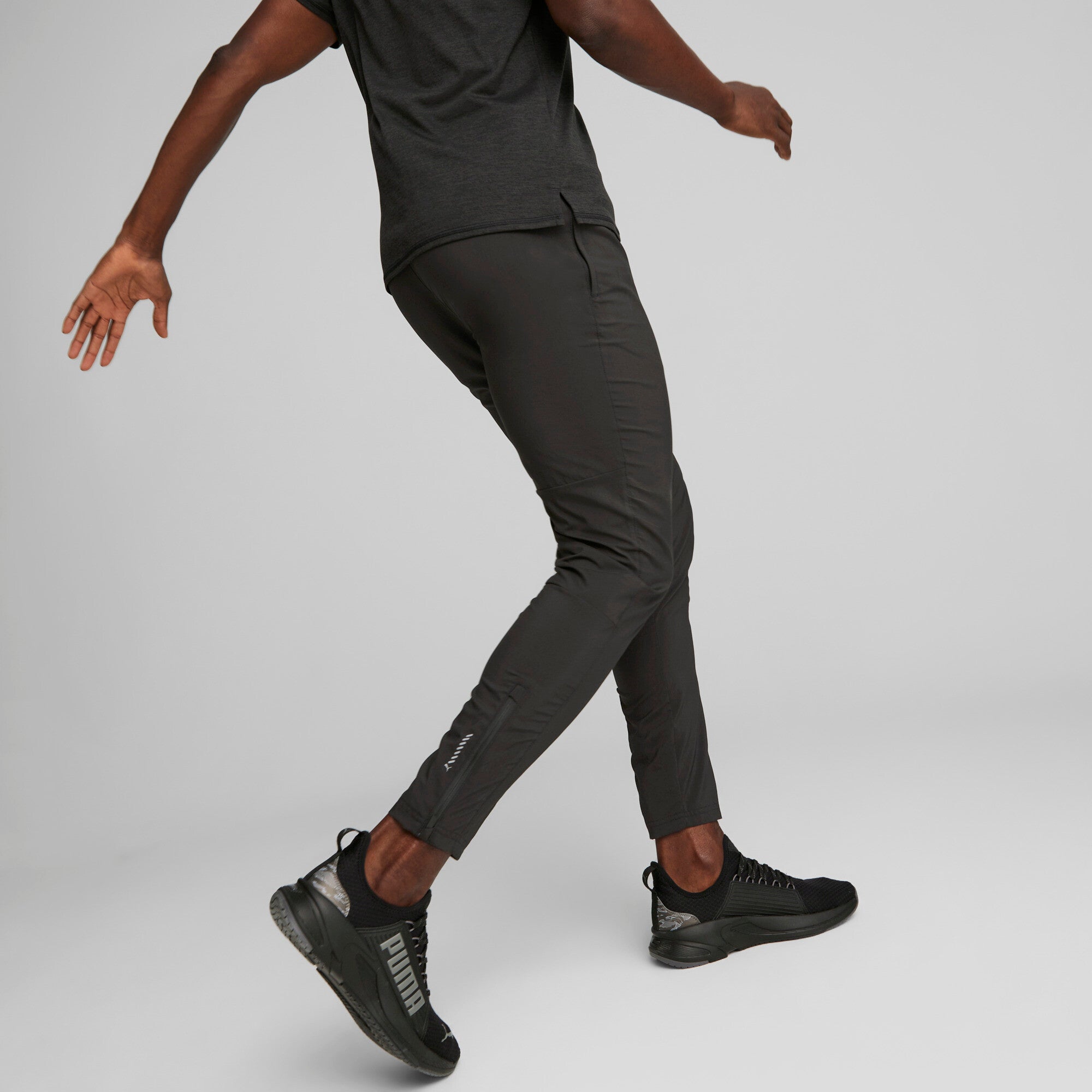Puma run favourite tapered running pants men in black - Model Shot 03