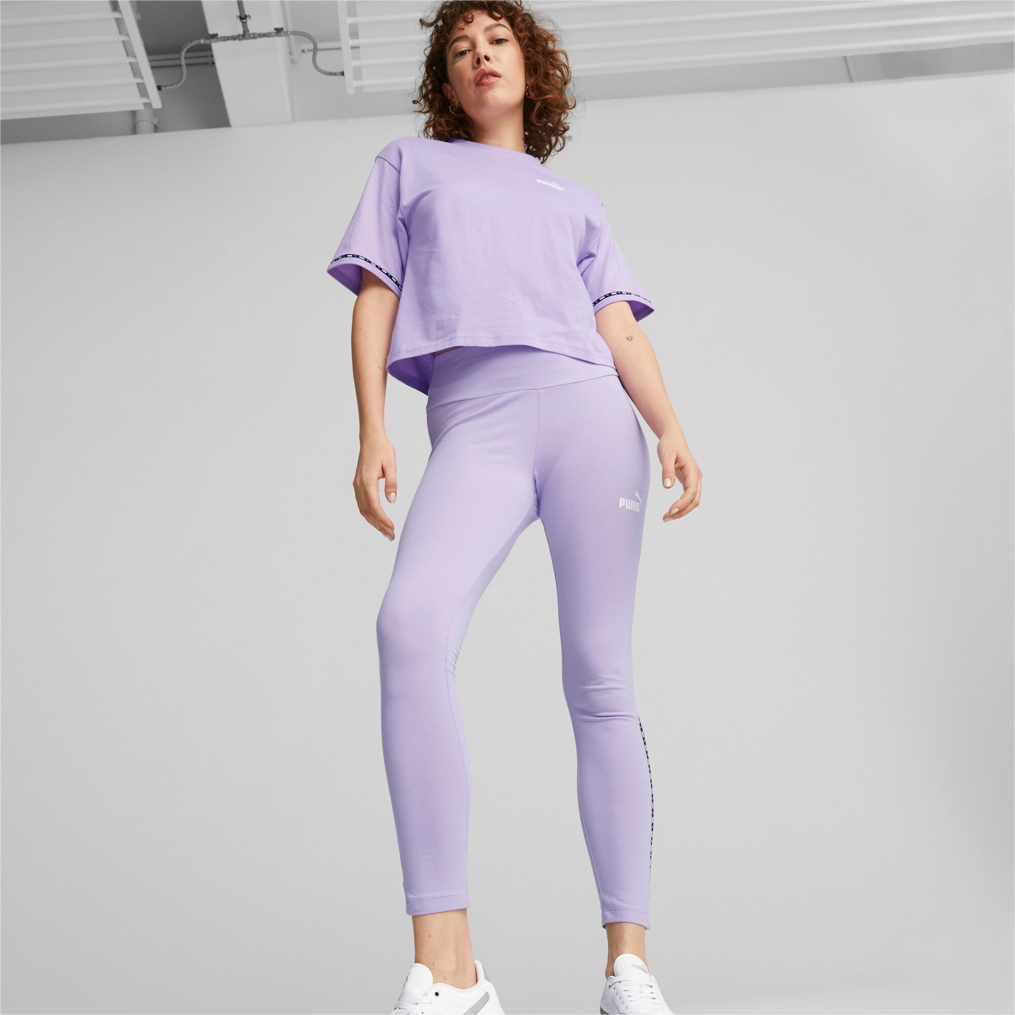 Puma power tape leggings women in purple - Model Shot 01