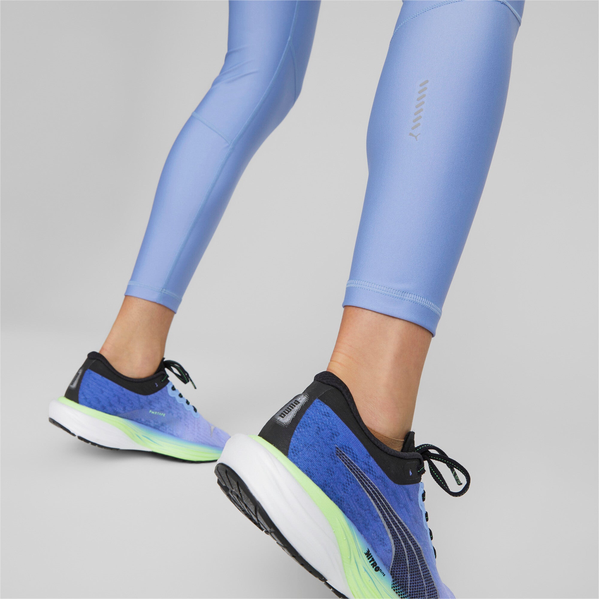 Puma run ultraform running leggings women in black - Model Shot 03