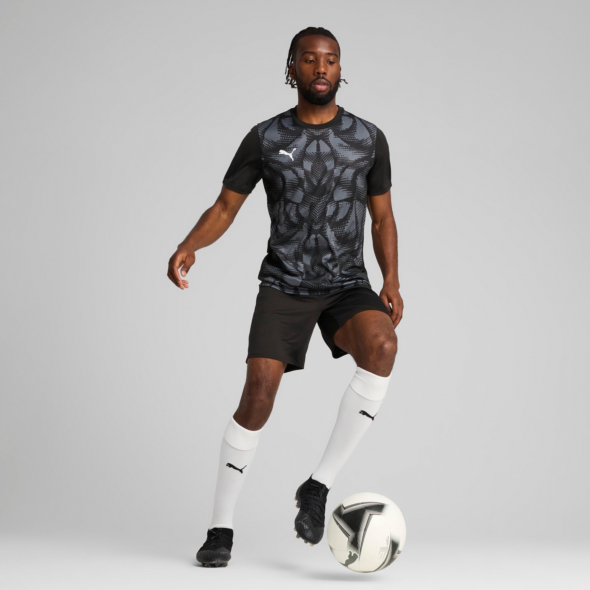 Puma teamULTIMATE football jersey in black and white - Model Shot 03