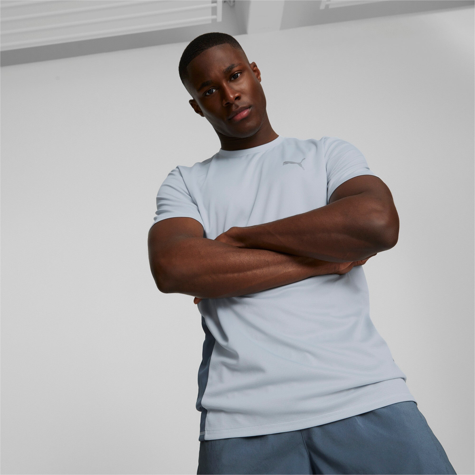 Puma favourite short sleeve men's running tee in gray - Model Shot 01