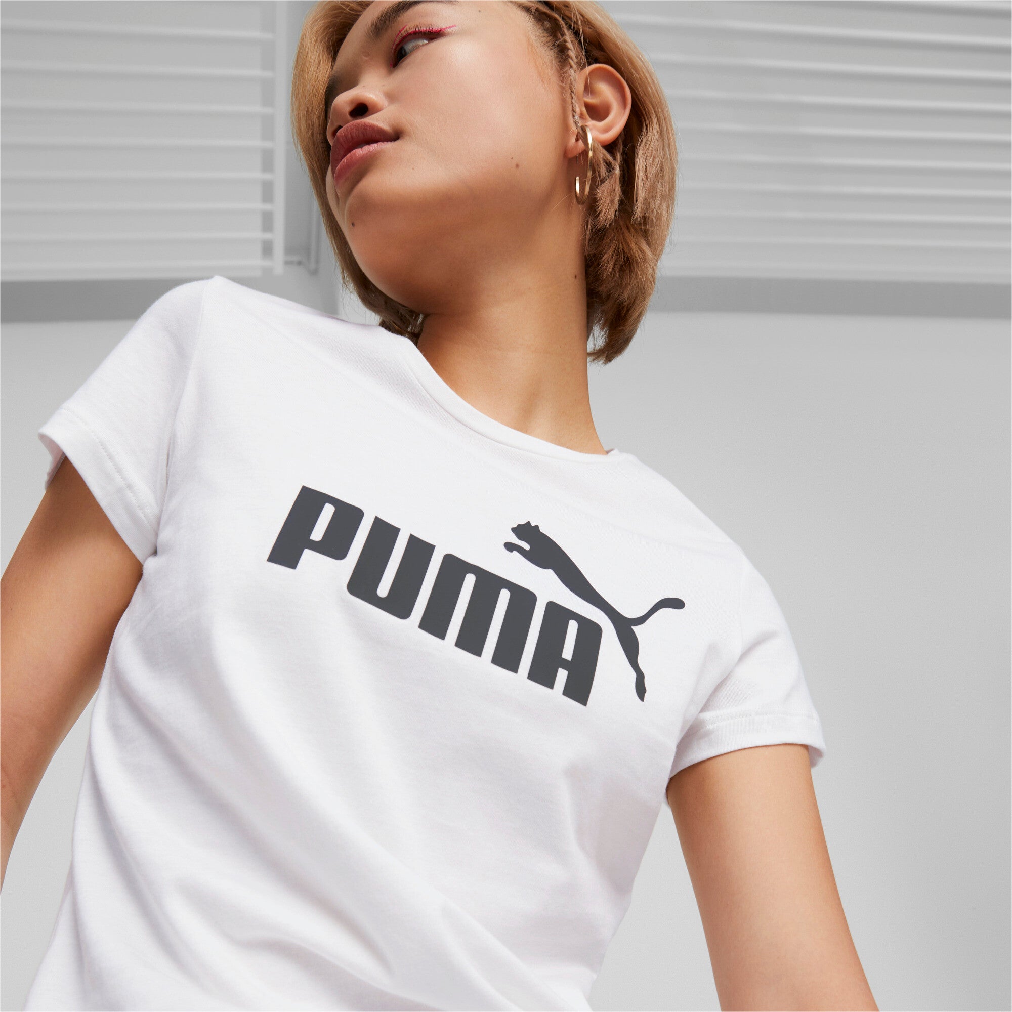Puma essentials logo tee women in white - Model Shot 03