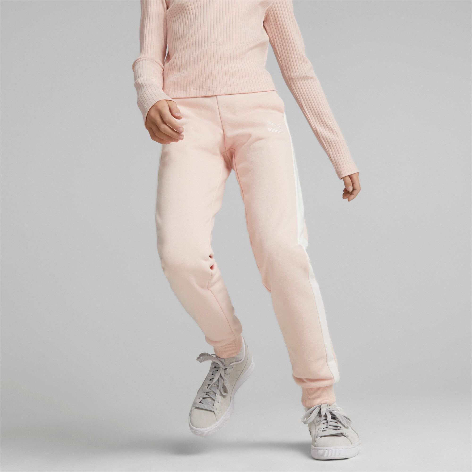 Puma classics t7 track pants youth in pink - Model Shot 01