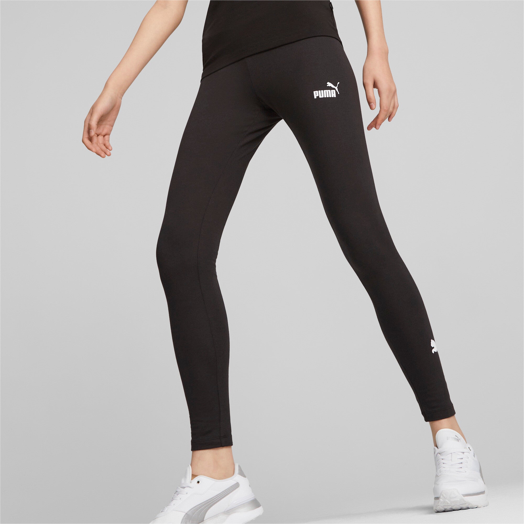 Puma essentials+ logo power leggings women in black - Model Shot 03