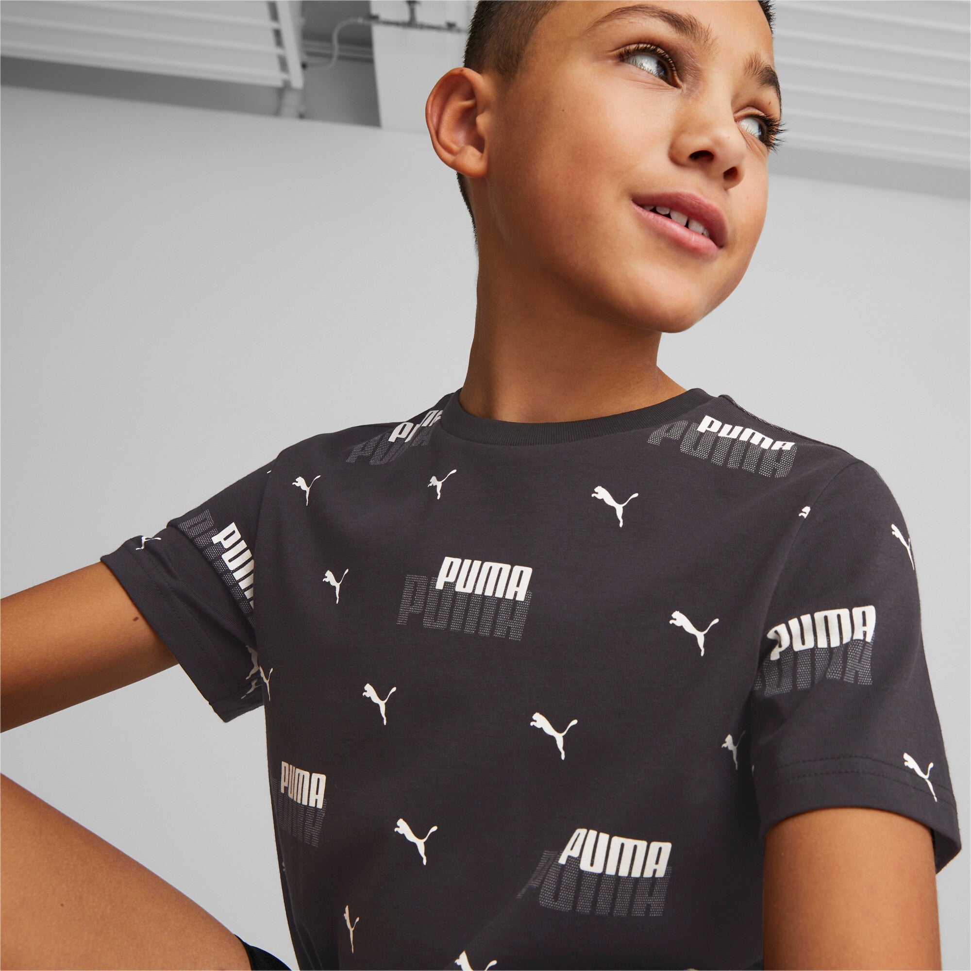 Puma essentials+ logo power printed tee youth in black - Model Shot 02