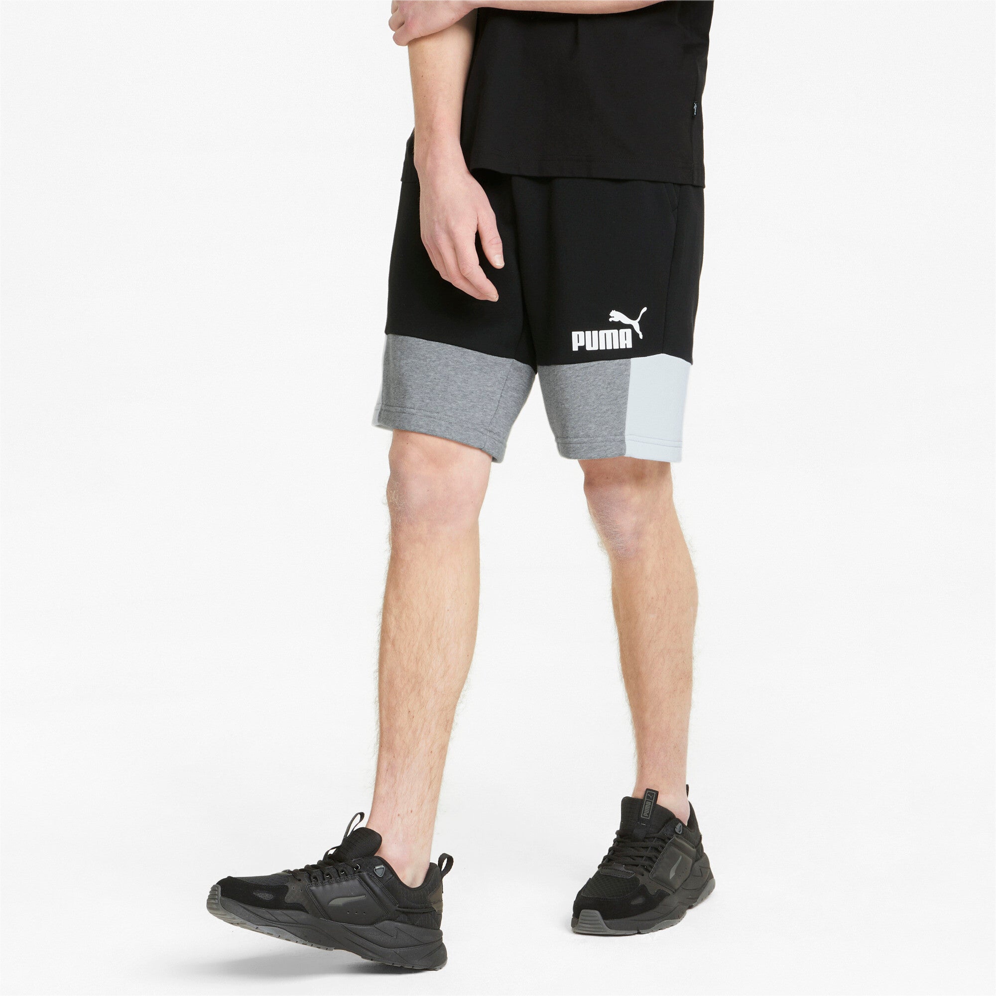 Puma ess+ block shorts men in black - Model Shot 01