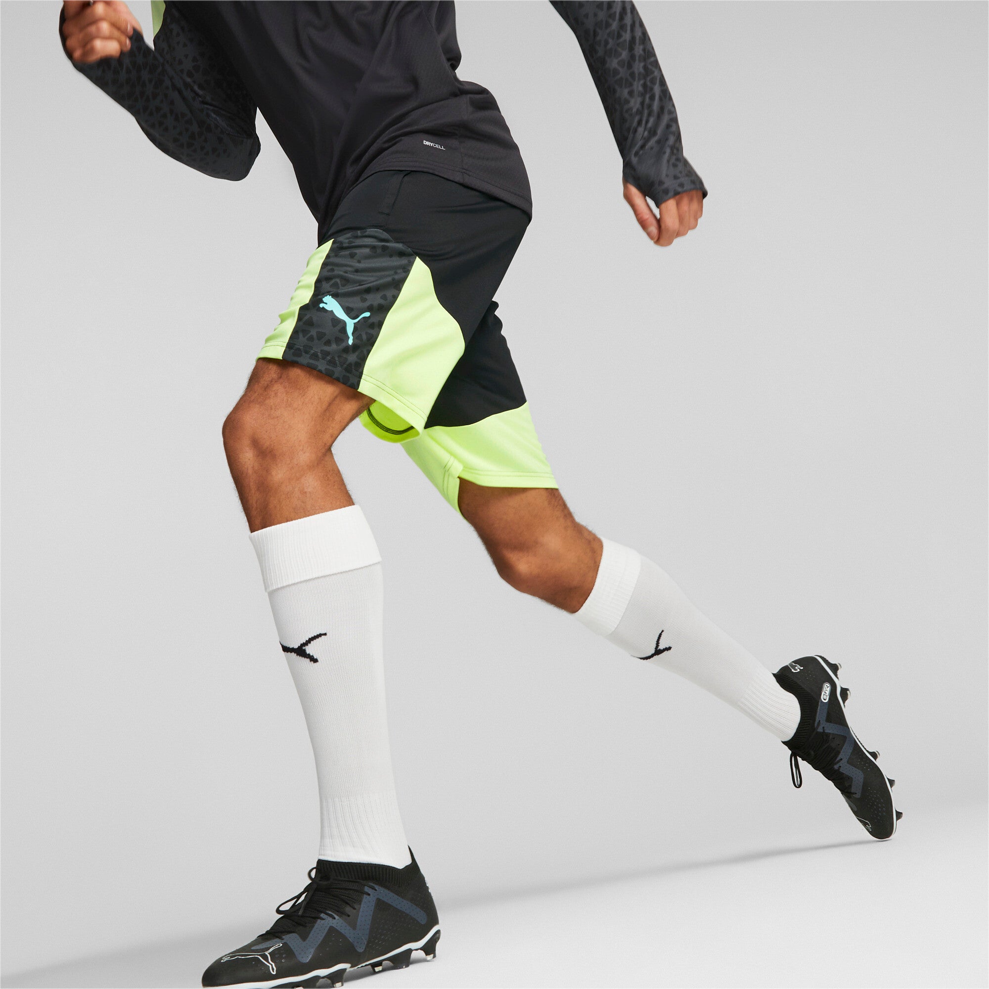 Puma individualcup football training shorts men in black - Model Shot 01