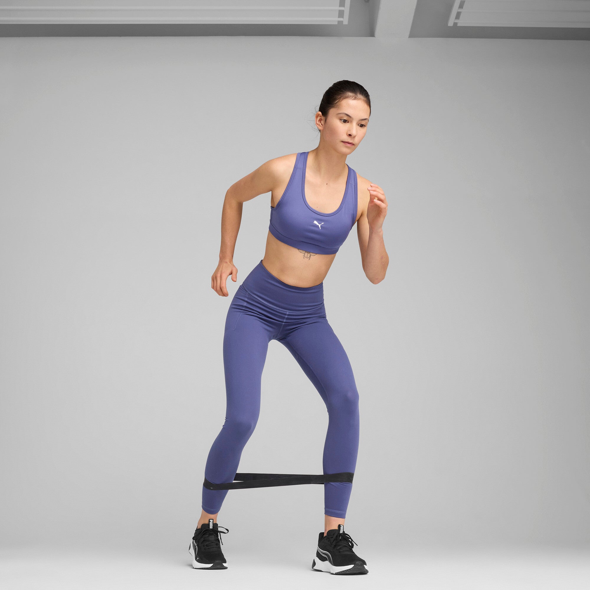 Puma CLOUDSPUN soft high-waist tights in blue crystal - Model Shot 03
