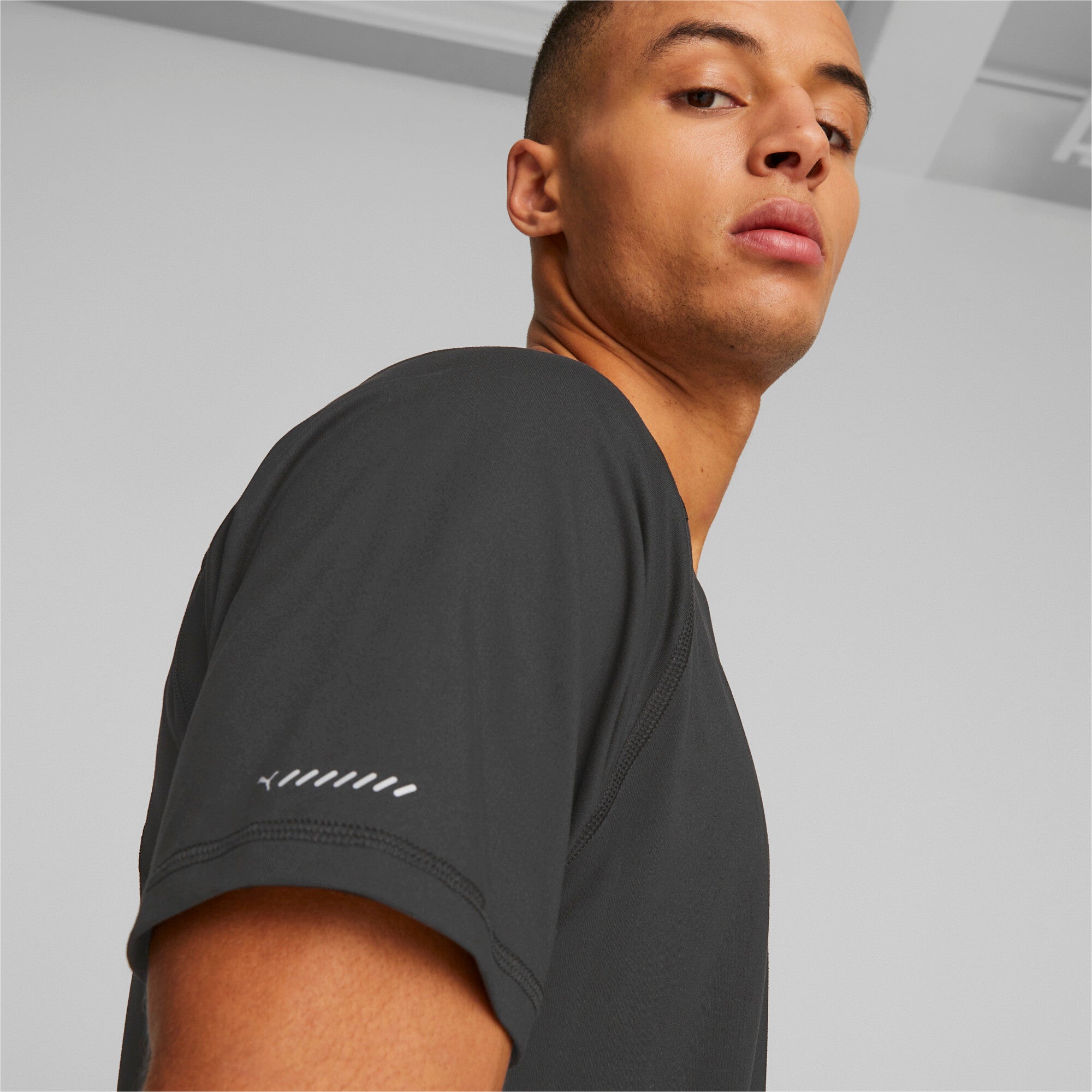 Puma run cloudspun short sleeve tee men in black - Model Shot 02