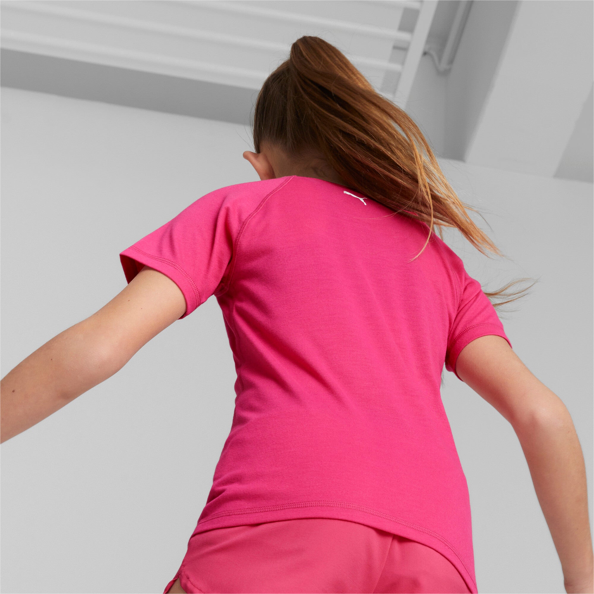 Puma fit tee youth in pink - Model Shot 03
