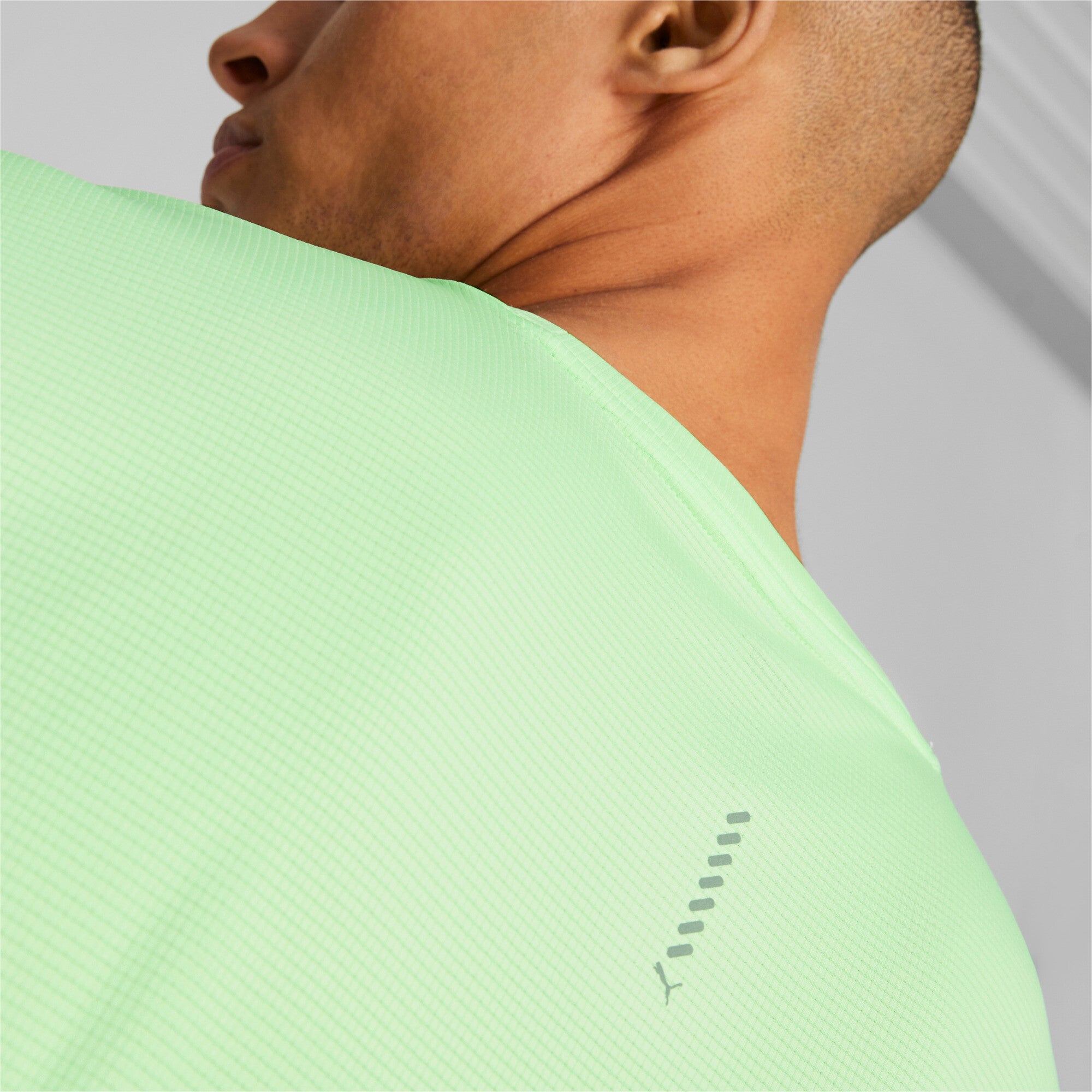 Puma run favourite short sleeve running tee men in green - Model Shot 03