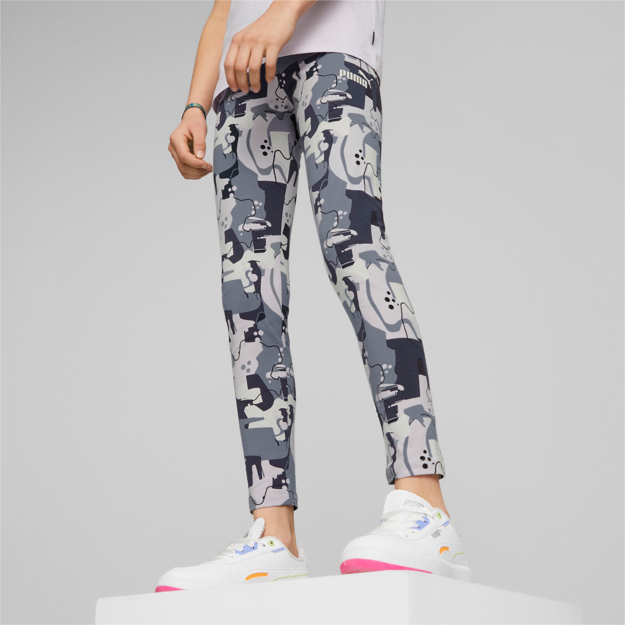 Puma essentials+ street art printed leggings youth in black - Model Shot 01