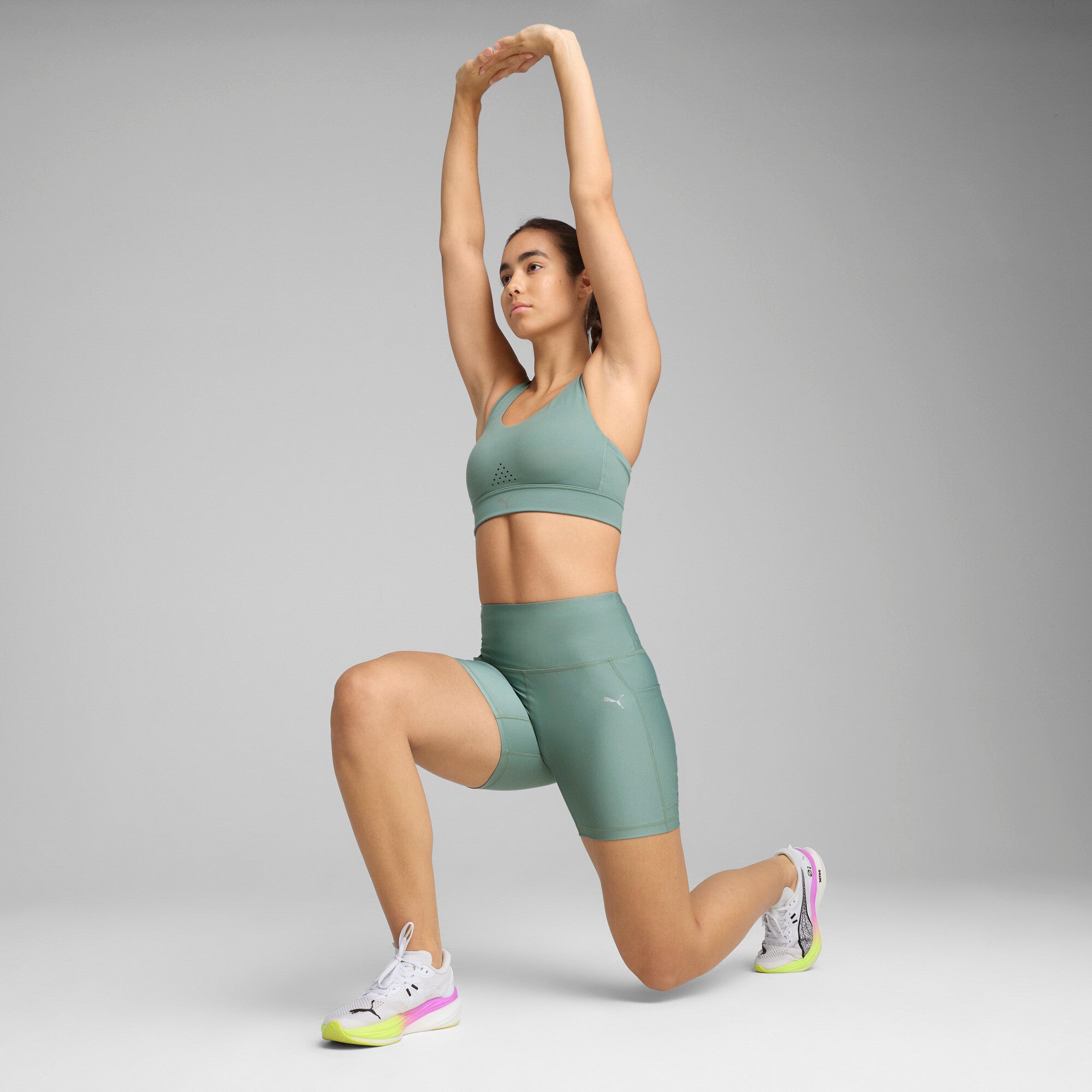 Puma pwrbreathe run bra in green moon - Model Shot 03