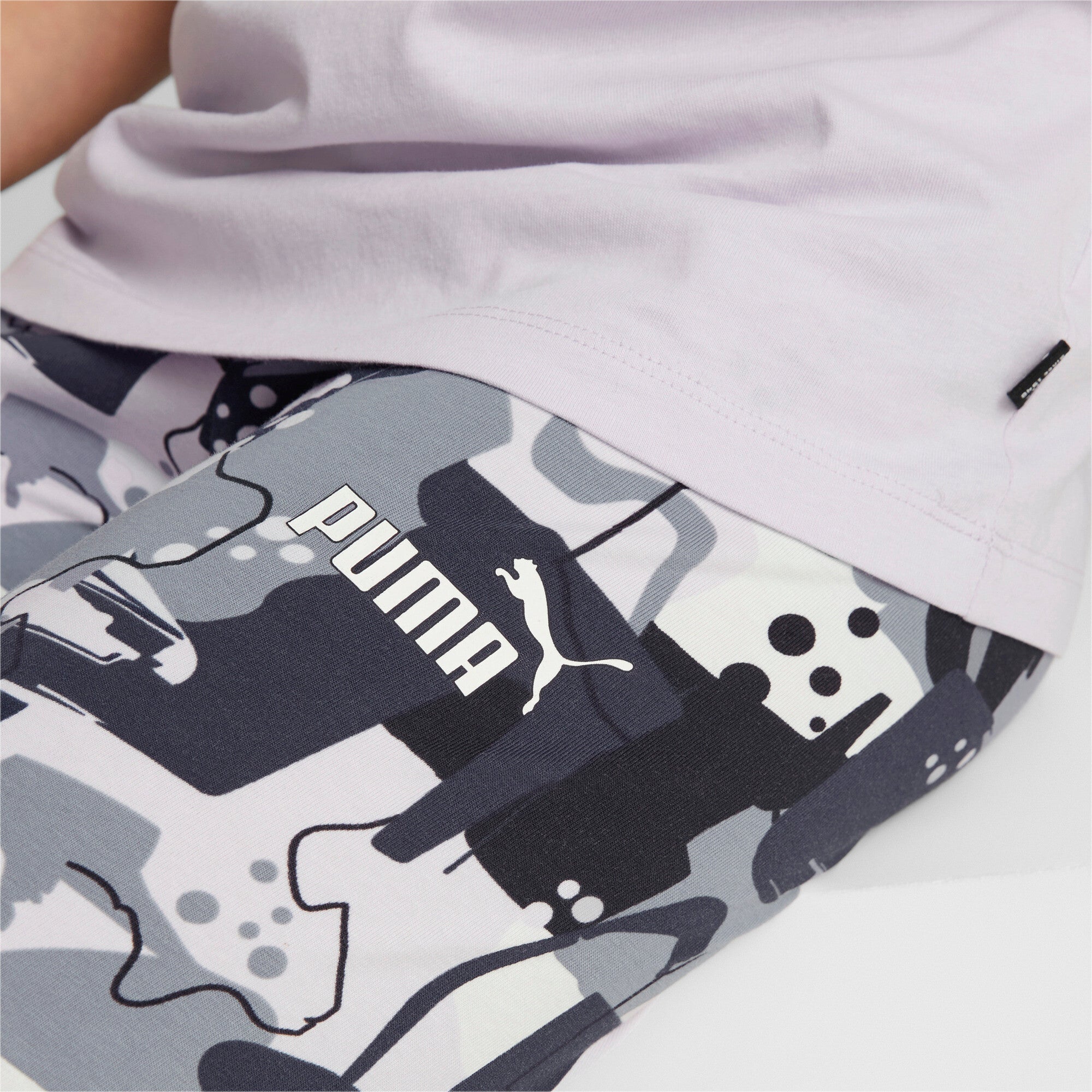 Puma essentials+ street art printed leggings youth in black - Model Shot 02