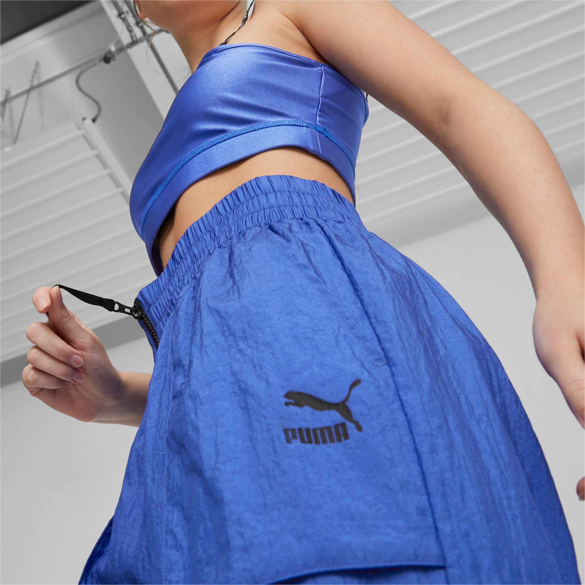 Puma dare to woven pants women in blue - Model Shot 03