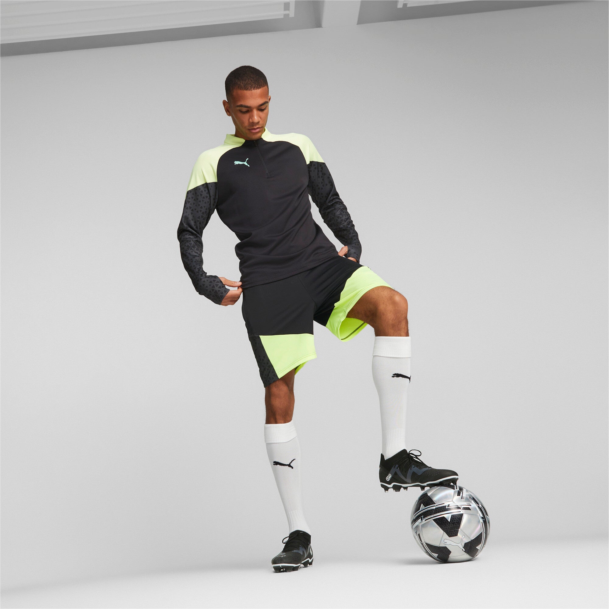 Puma individualcup football training shorts men in black - Model Shot 02