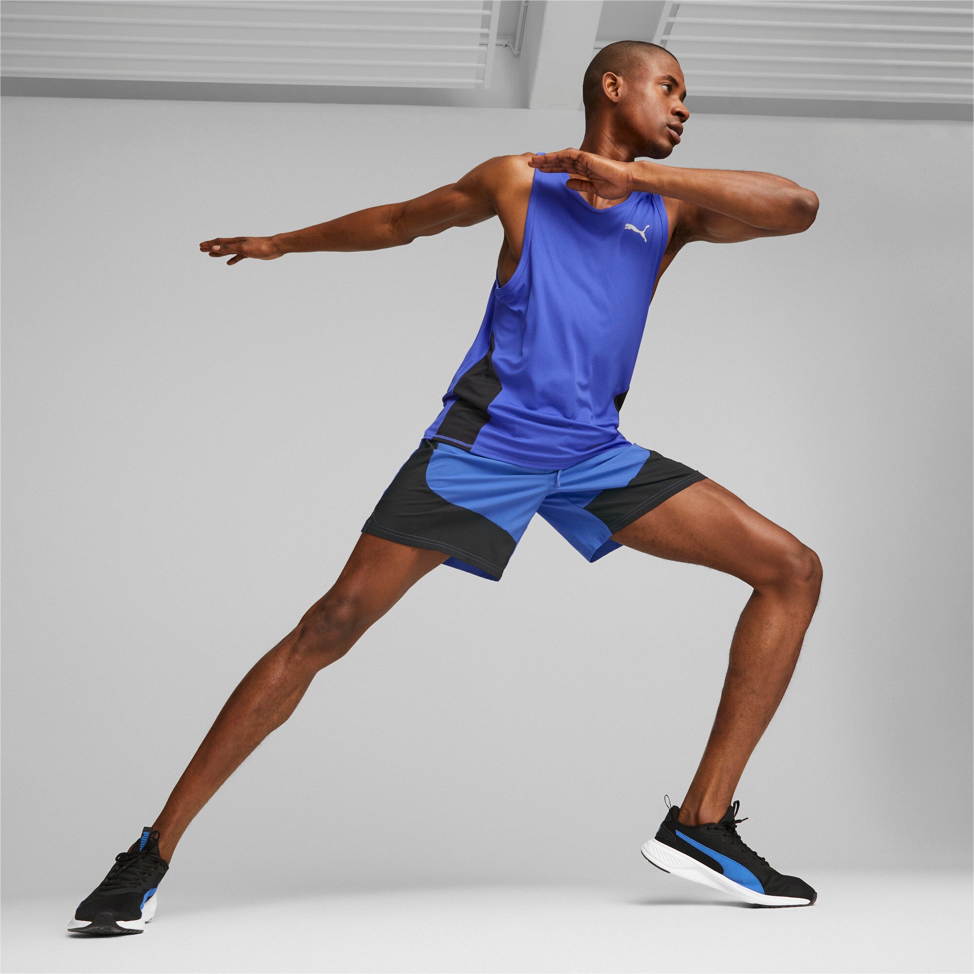 Puma running run favourite velocity 7'' shorts in black - Model Shot 03