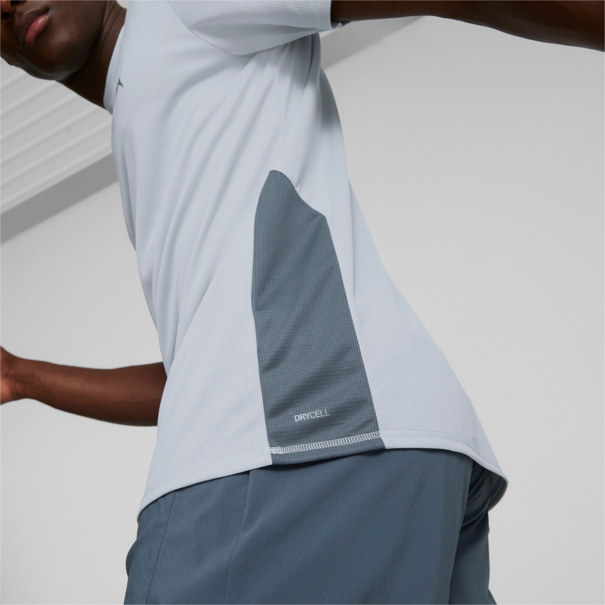 Puma favourite short sleeve men's running tee in gray - Model Shot 02