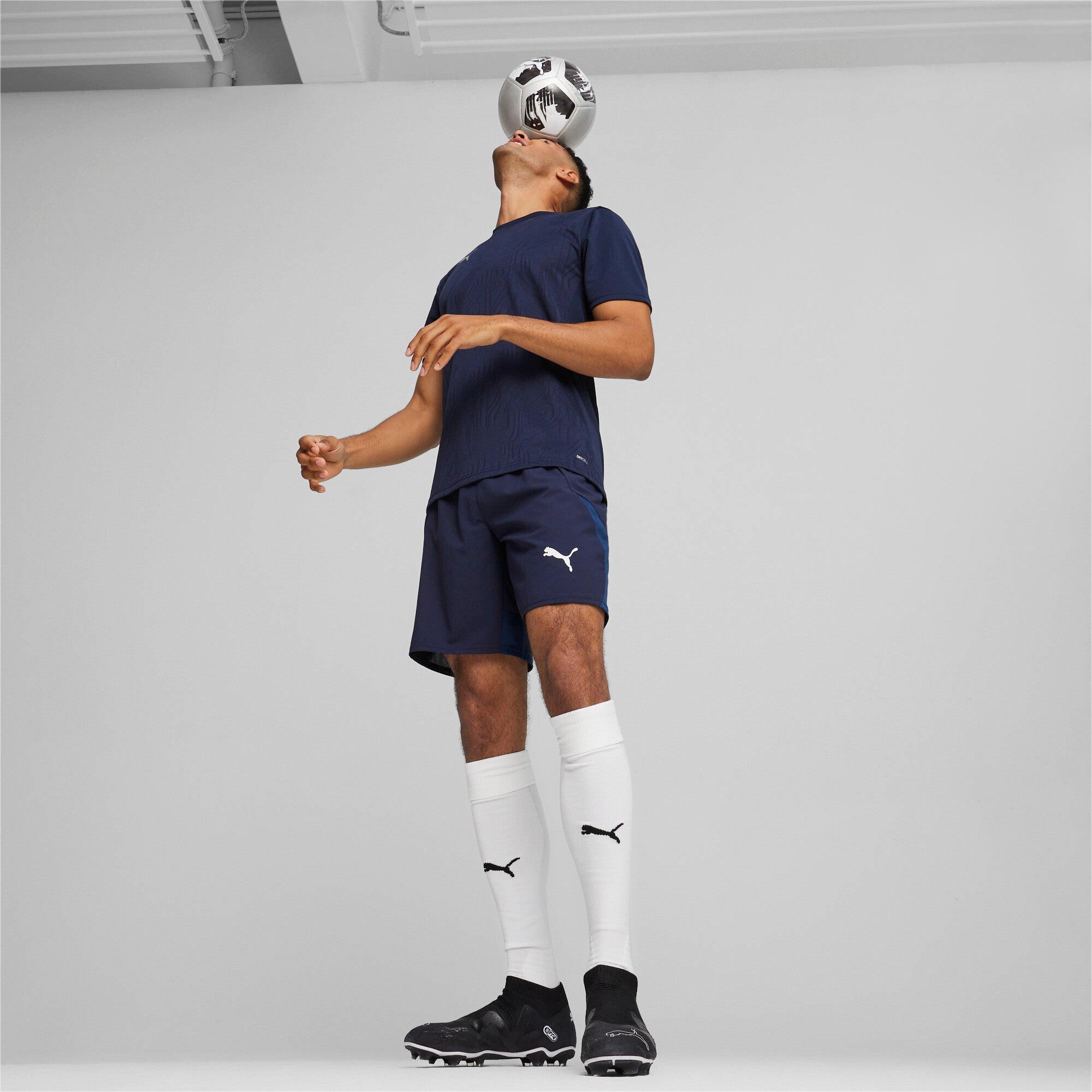 Puma teamFINAL football training jersey in navy and silver - Model Shot 03