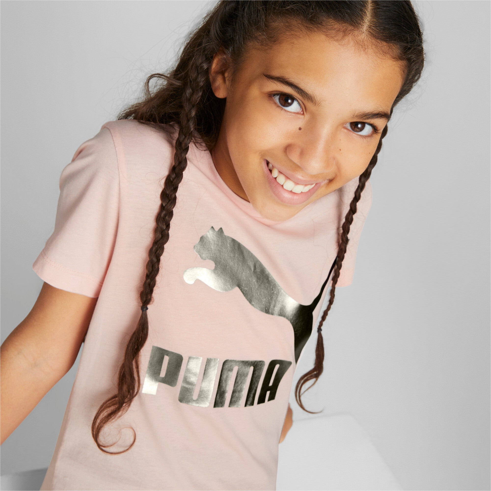 Puma classics logo tee youth in pink - Model Shot 02