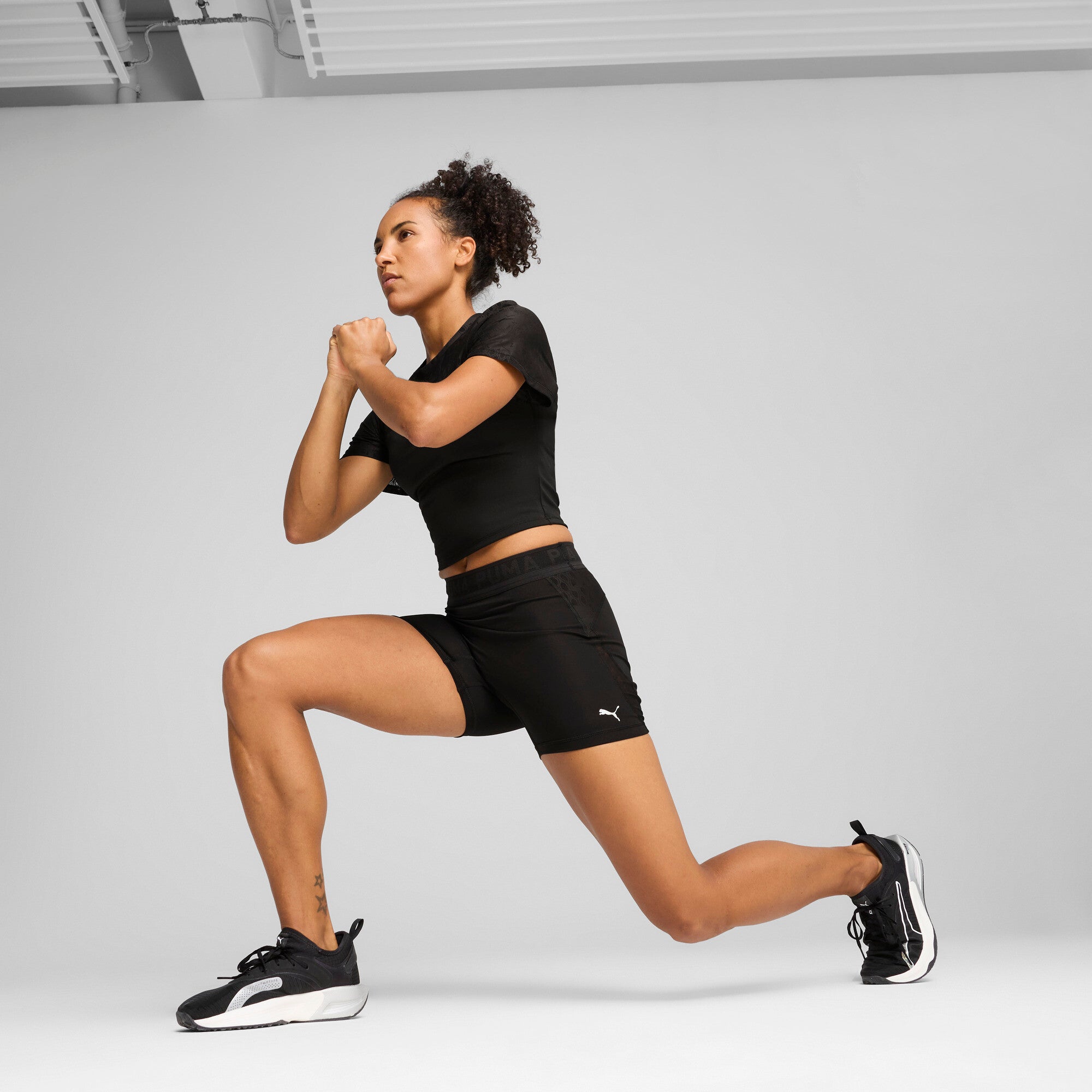 Puma lace high-waisted 5" short tights in black - Model Shot 03
