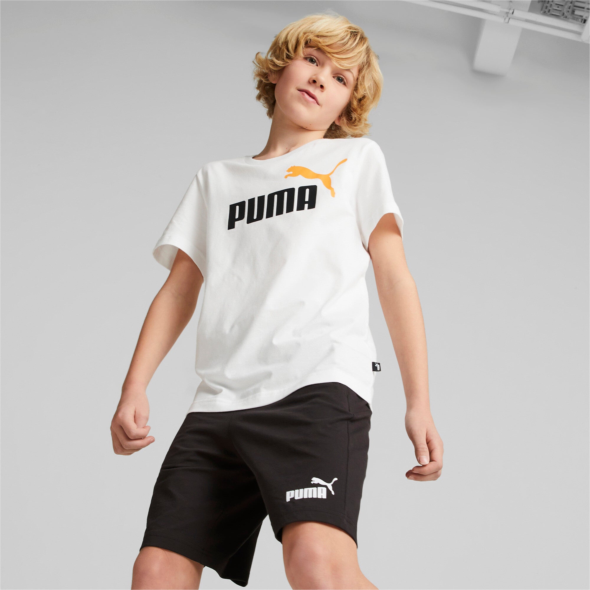 Puma jersey youth shorts set in white - Model Shot 01