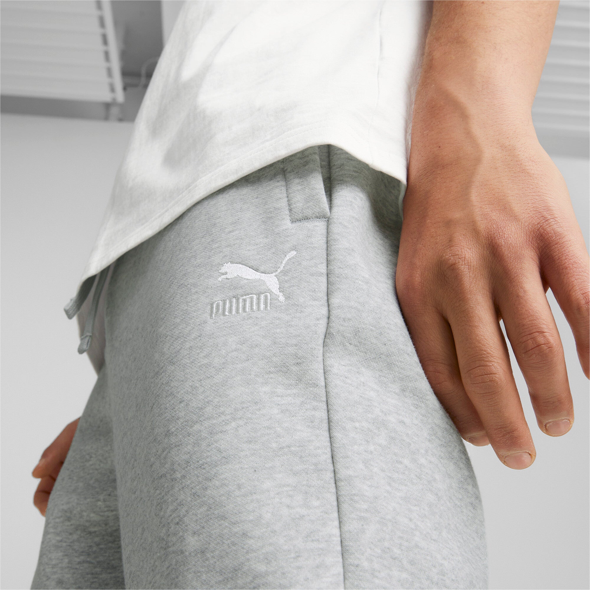 Puma classics sweatpants men in black - Model Shot 03