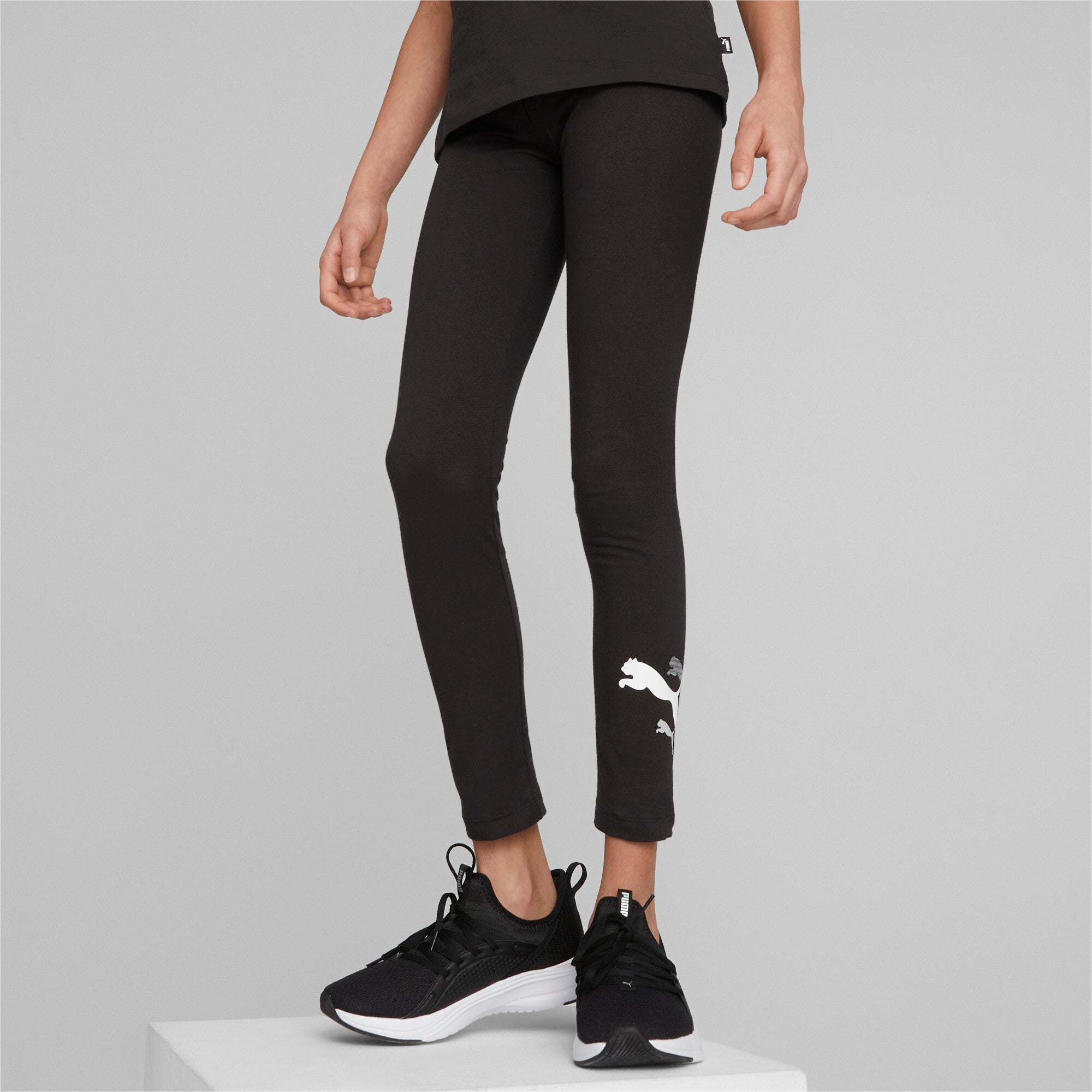 Puma essentials+ logo lab leggings youth in black - Model Shot 01